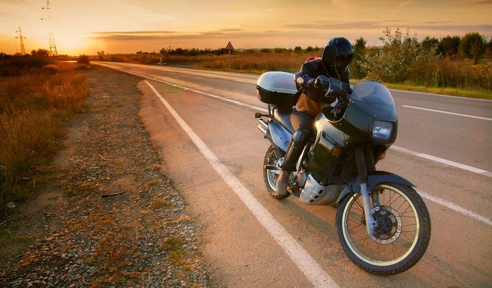 Conducir motos grandes tiene sus claves. Fuente: iStock/dundanim.