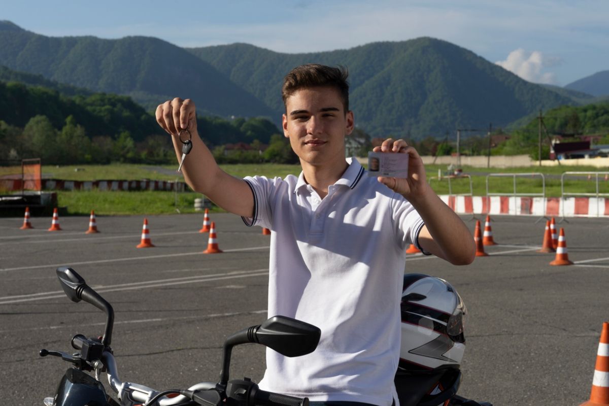 Un joven  muestra orgulloso su recién sacado carnet A1. Fuente: iStock / Aleksandr Zhurilo