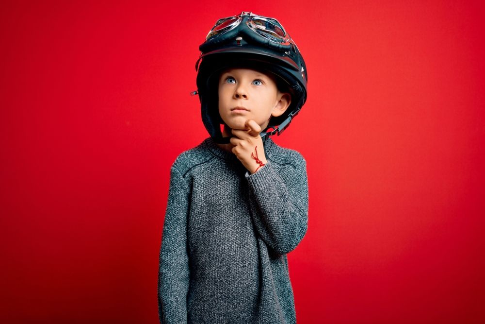 Niño con casco, importante si monta en una moto infantil. Fuente: iStock / AaronAmat Niño con casco, importante si monta en una moto infantil. Fuente: iStock / AaronAmat