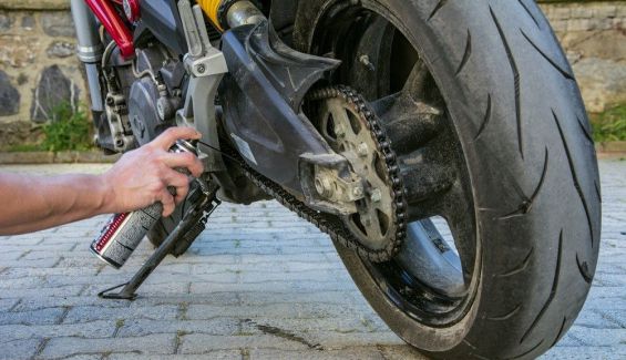 Se puede engrasar la cadena de la moto con un aceite multiusos?