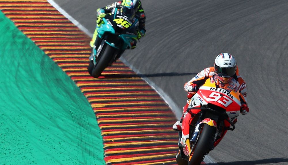 Marc Márquez seguido por Valentino Rossi en Sachsenring