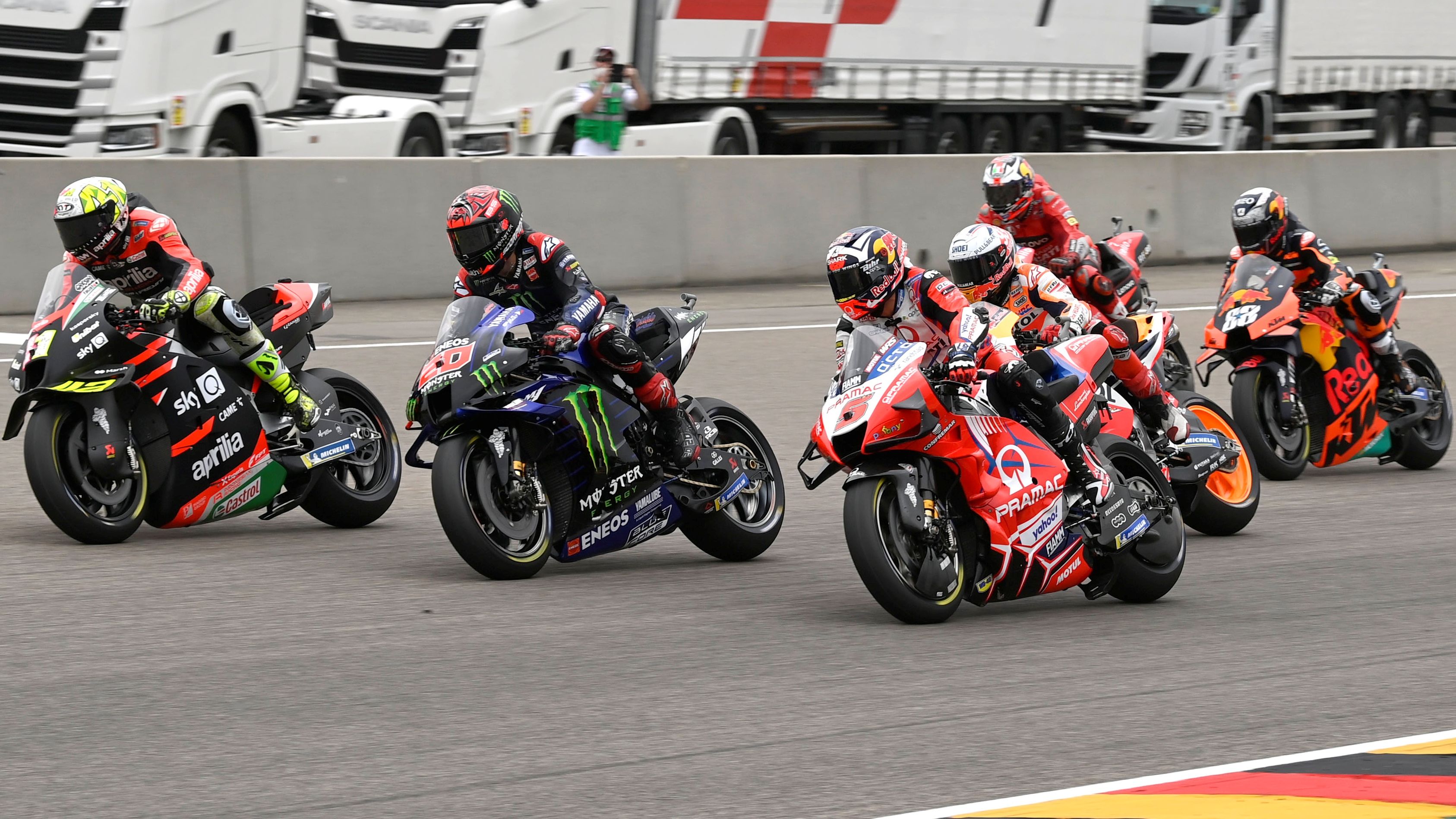 Aleix Espargaró apura la frenada ante Fabio Quartararo, Johann Zarco, Marc Márquez y Miguel Oliveira