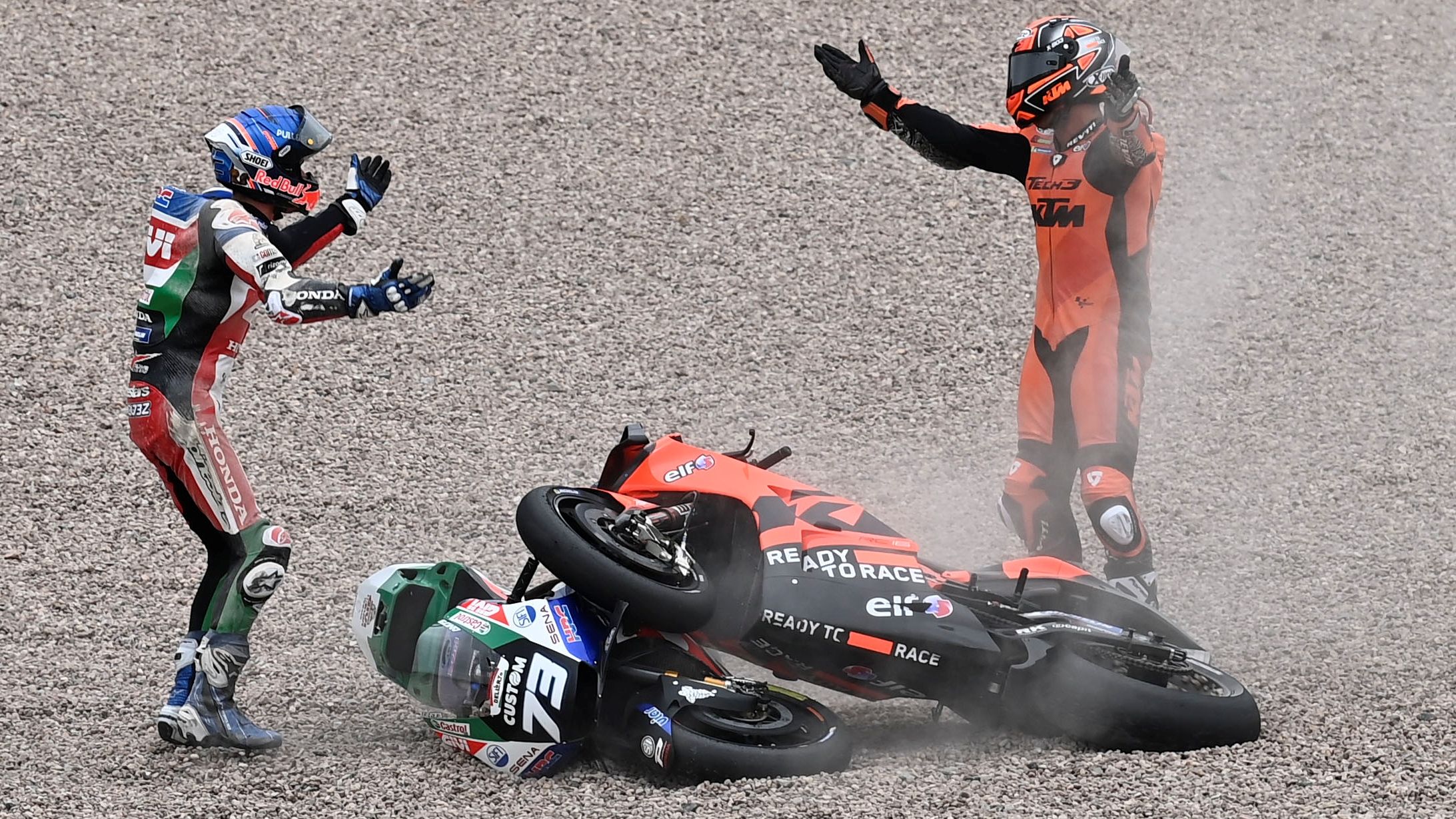 Álex Márquez y Danilo Petrucci discuten tras irse al suelo