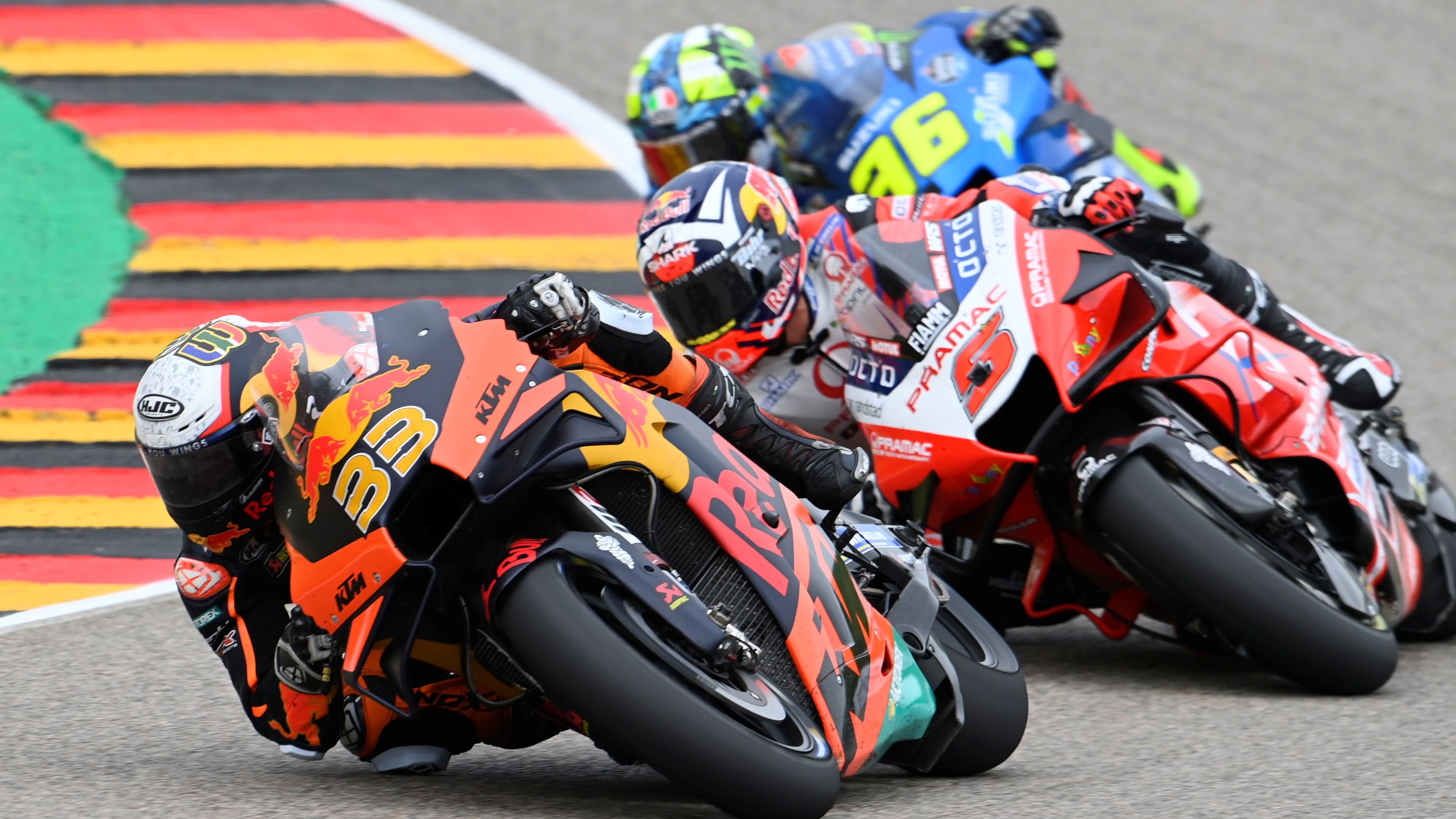 Brad Binder seguido por Johann Zarco y Joan Mir
