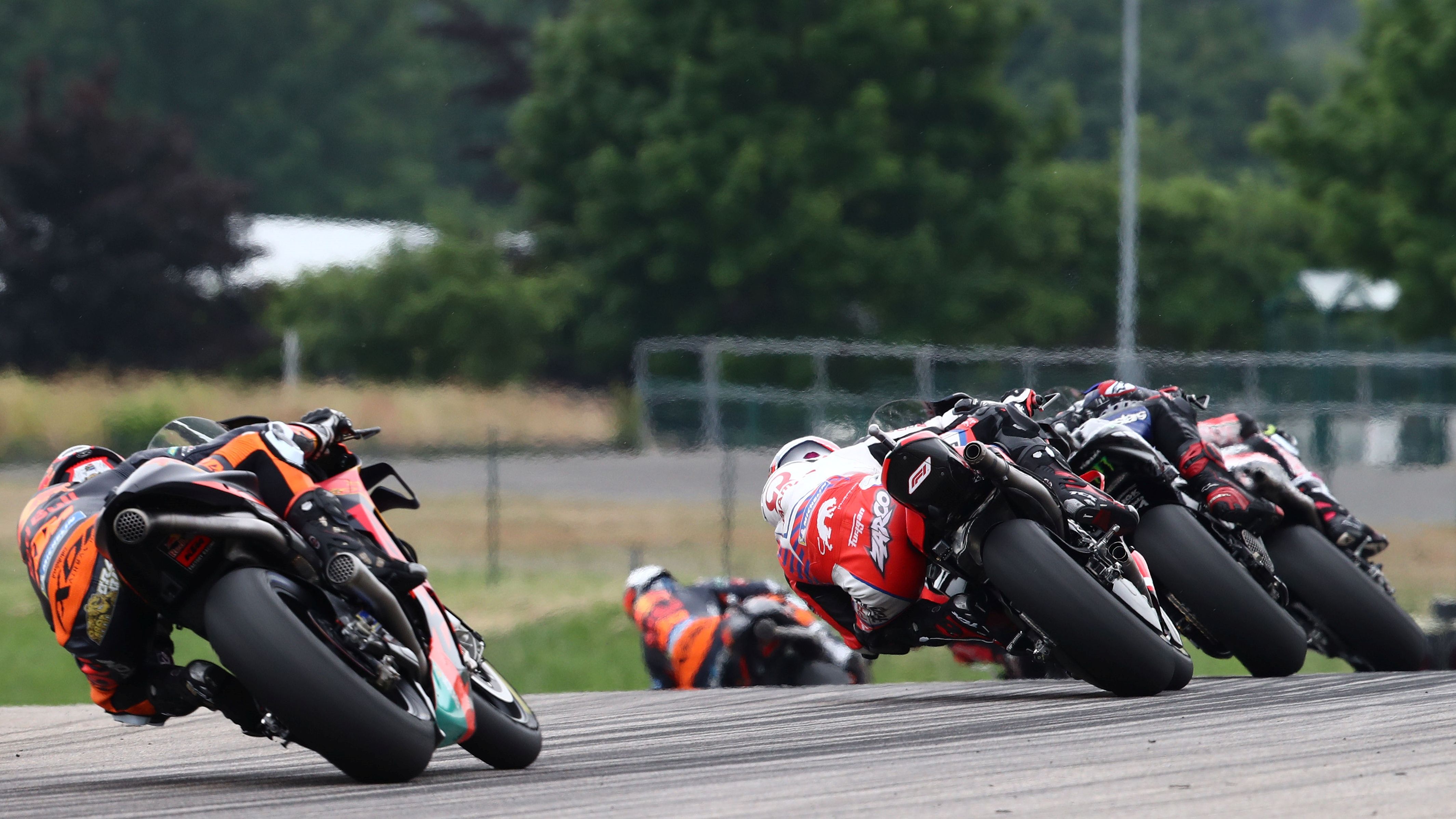 Brad Binder trata de llegar al grupo que cierra Johann Zarco