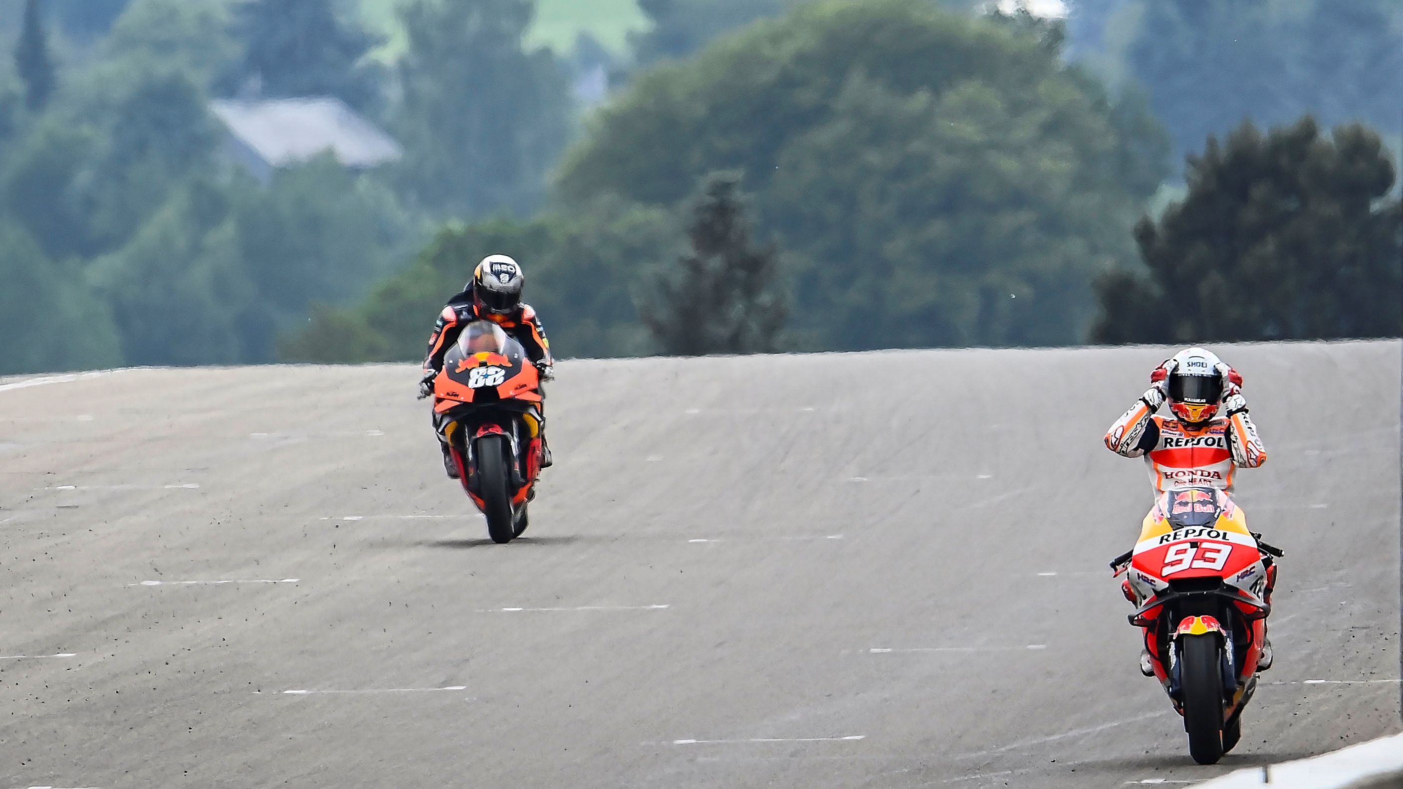 Marc Márquez celebra su triunfo mientras Miguel Oliveira entra en meta