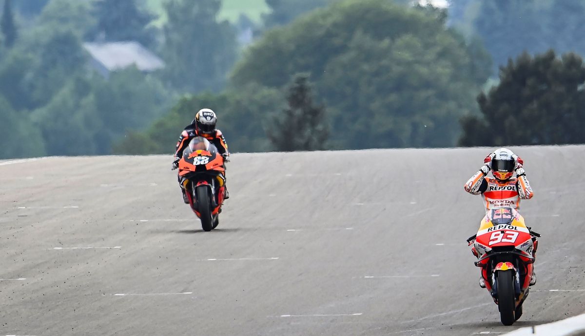 Marc Márquez celebra su triunfo mientras Miguel Oliveira entra en meta