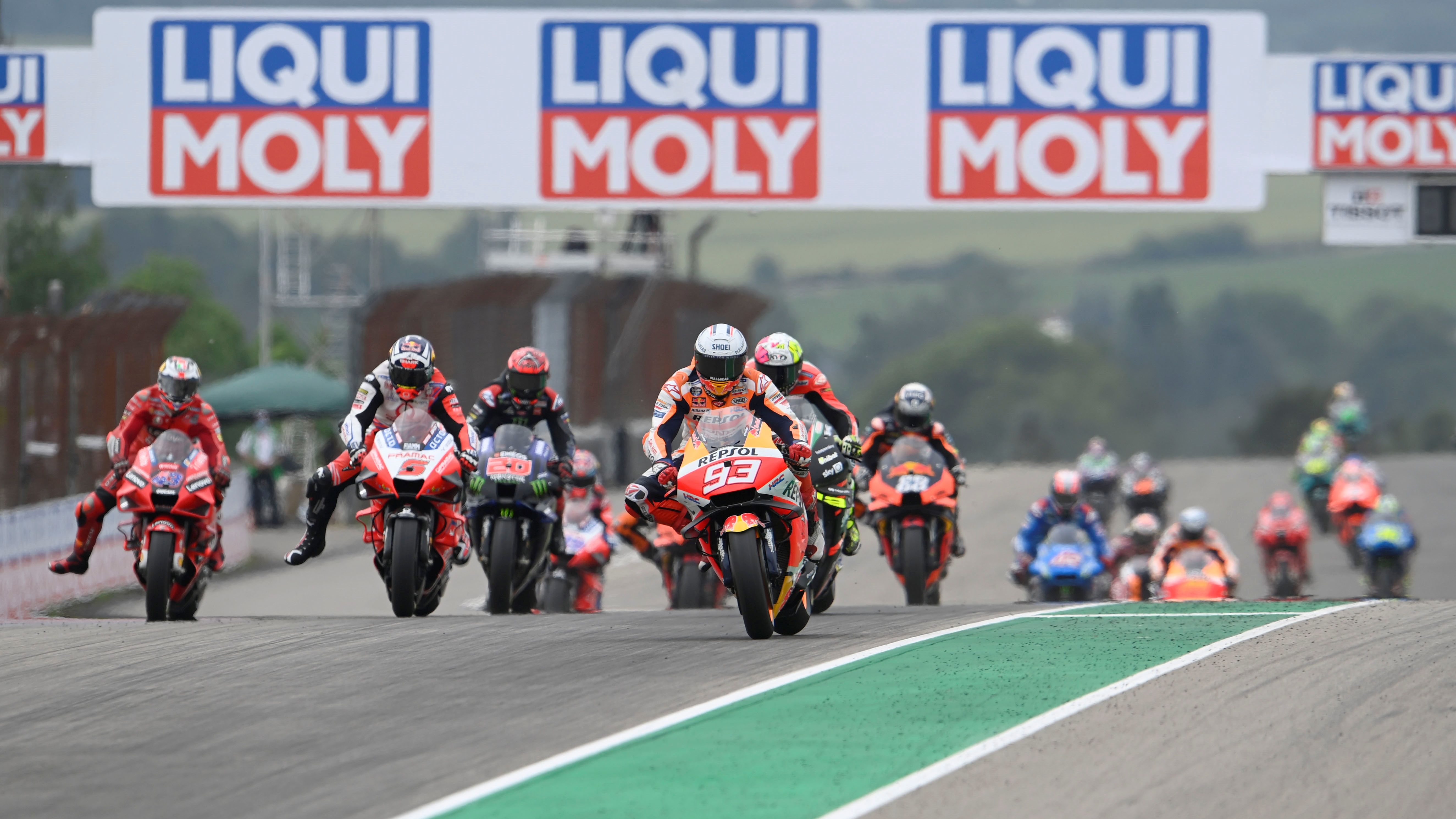 Marc Márquez comanda con Aleix Espargaró, Johann Zarco y Jack Miller frenando casi en paralelo