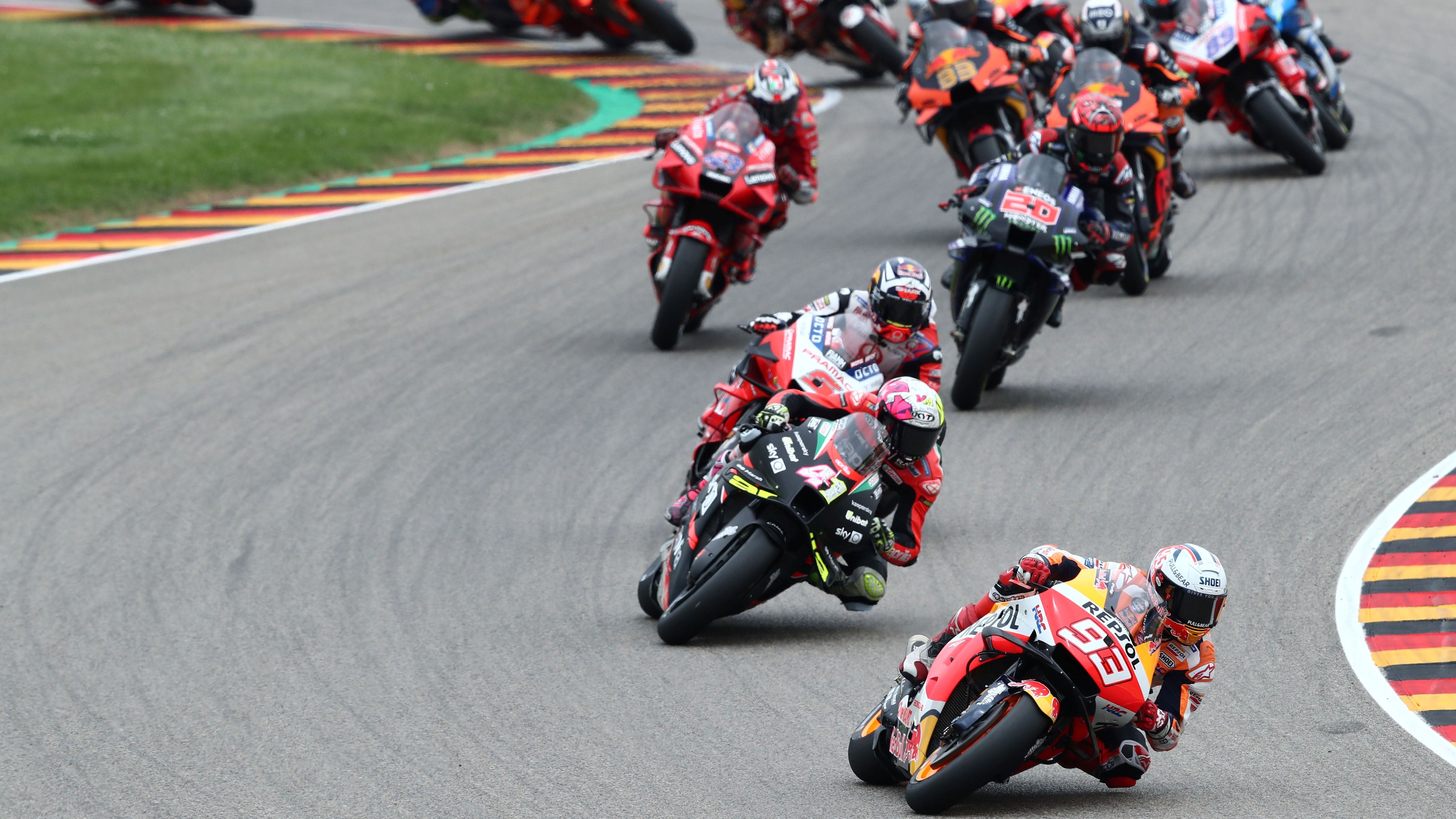 Marc Márquez comanda el grupo ante Aleix Espargaró y Johann Zarco