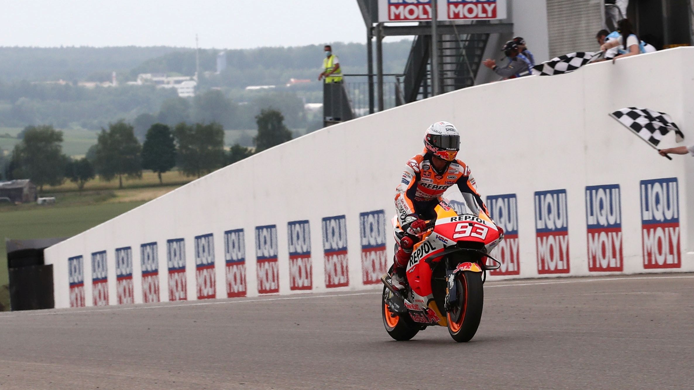 Marc Márquez cruza la meta de Sachsenring para ganar 581 días después
