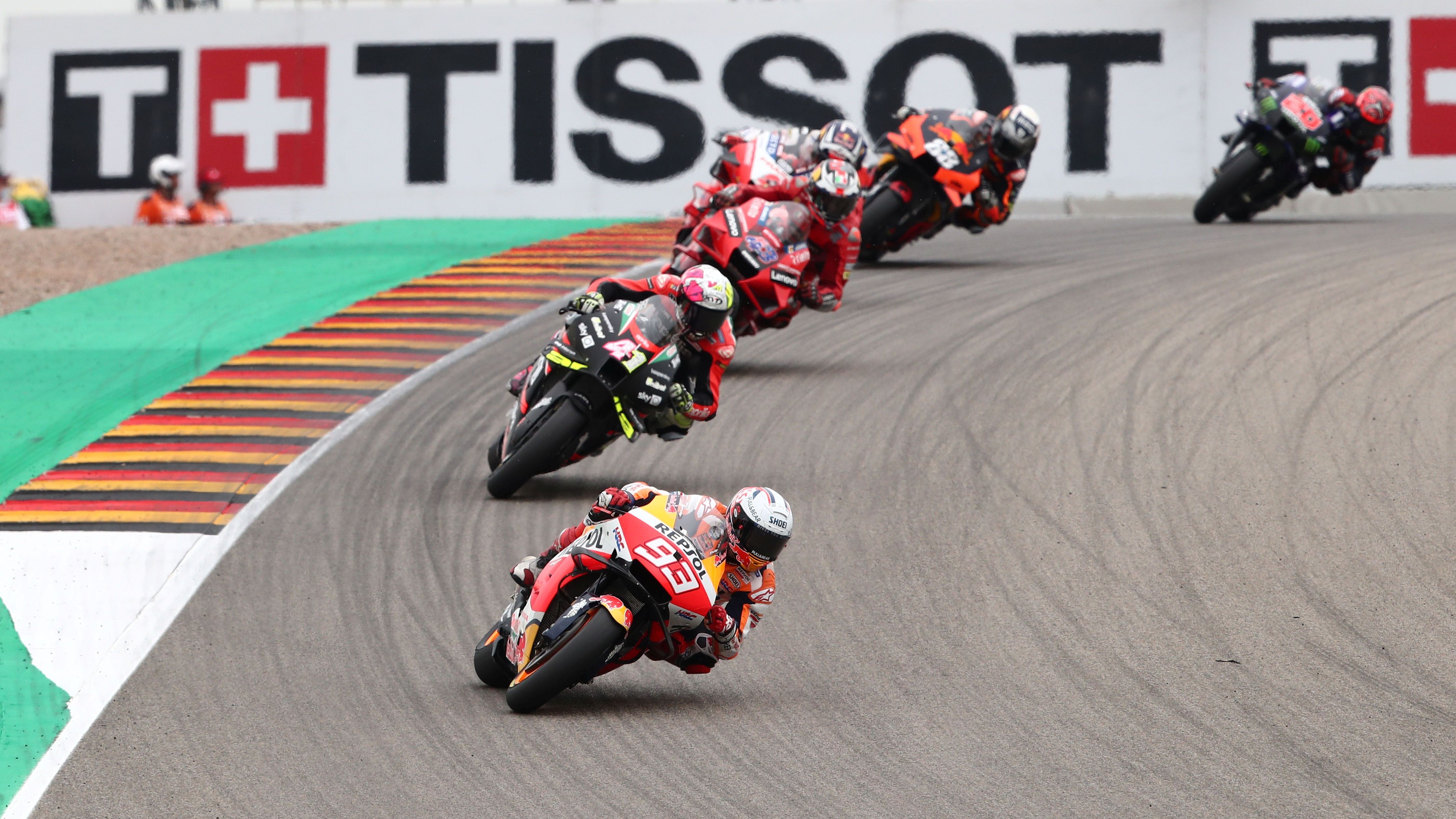Marc Márquez estira el grupo perseguido por Aleix Espargaró y Jack Miller
