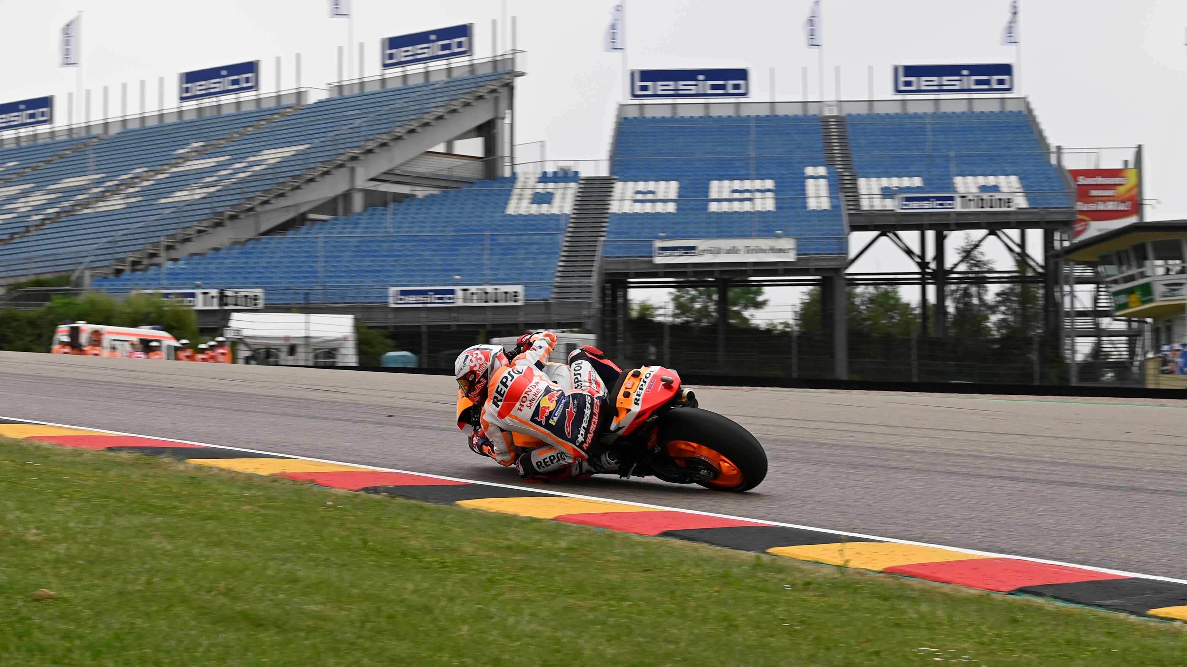 Marc Márquez trazando una de las curvas a izquierdas de Sachsenring