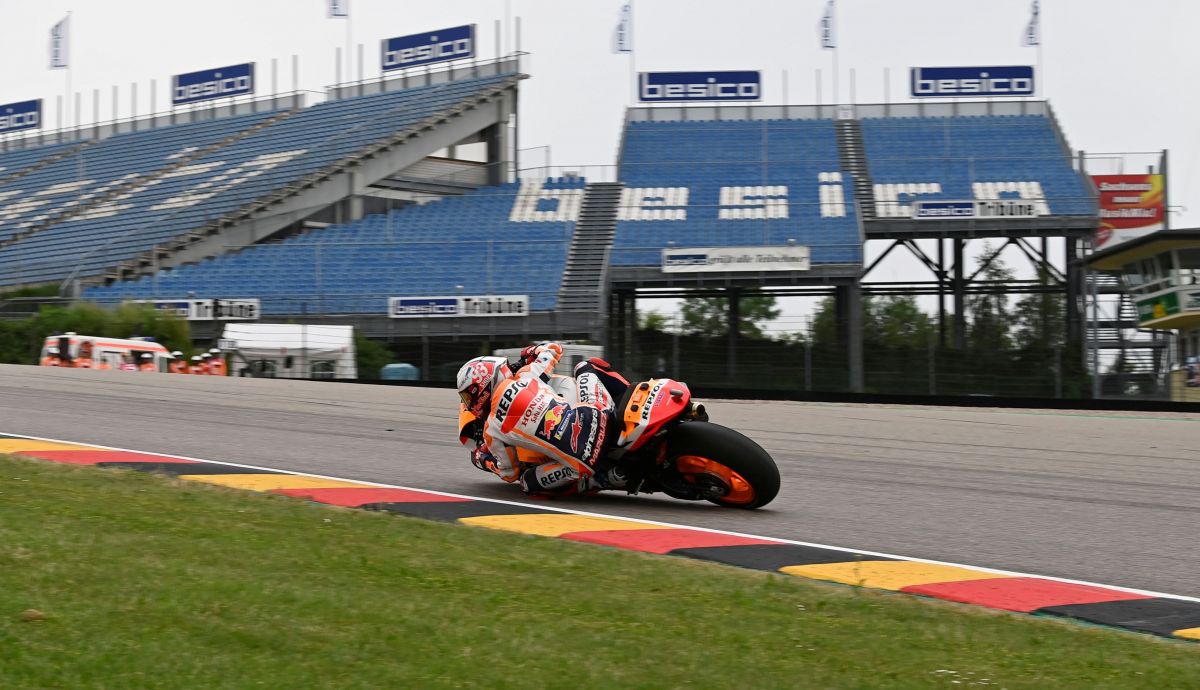 Marc Márquez trazando una de las curvas a izquierdas de Sachsenring Marc Márquez trazando una de las curvas a izquierdas de Sachsenring