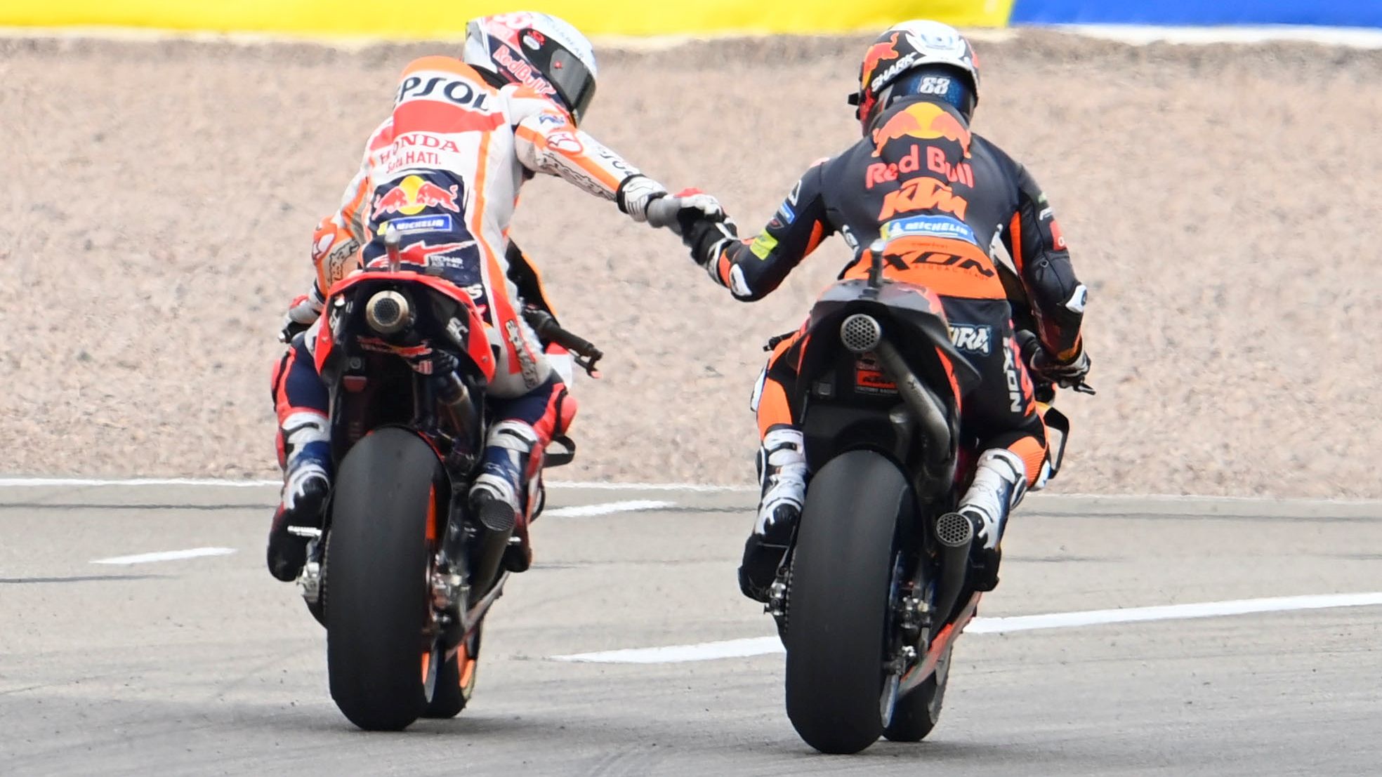 Marc Márquez y Miguel Oliveira se felicitan tras la carrera