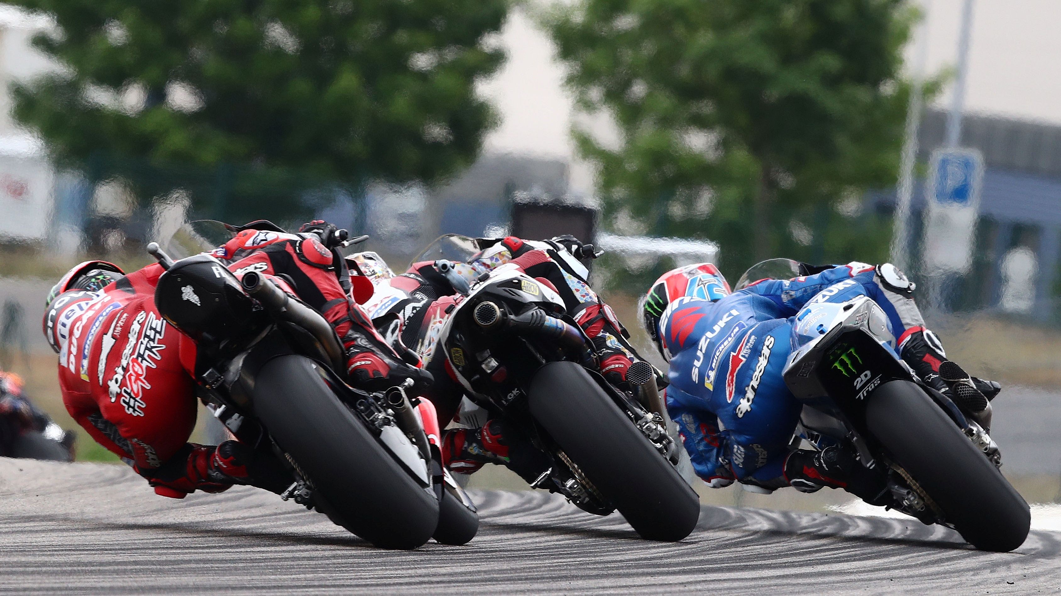Pecco Bagnaia persigue a Takaaki Nakagami y Álex Rins