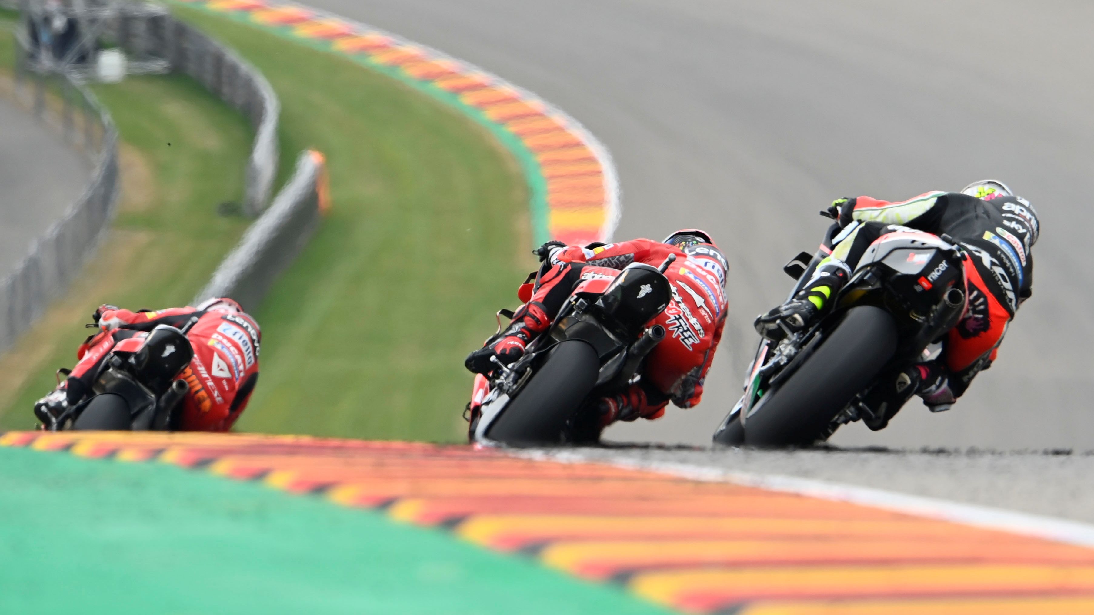 Pecco Bagnaia y Aleix Espargaró intentan dar caza a Jack Miller