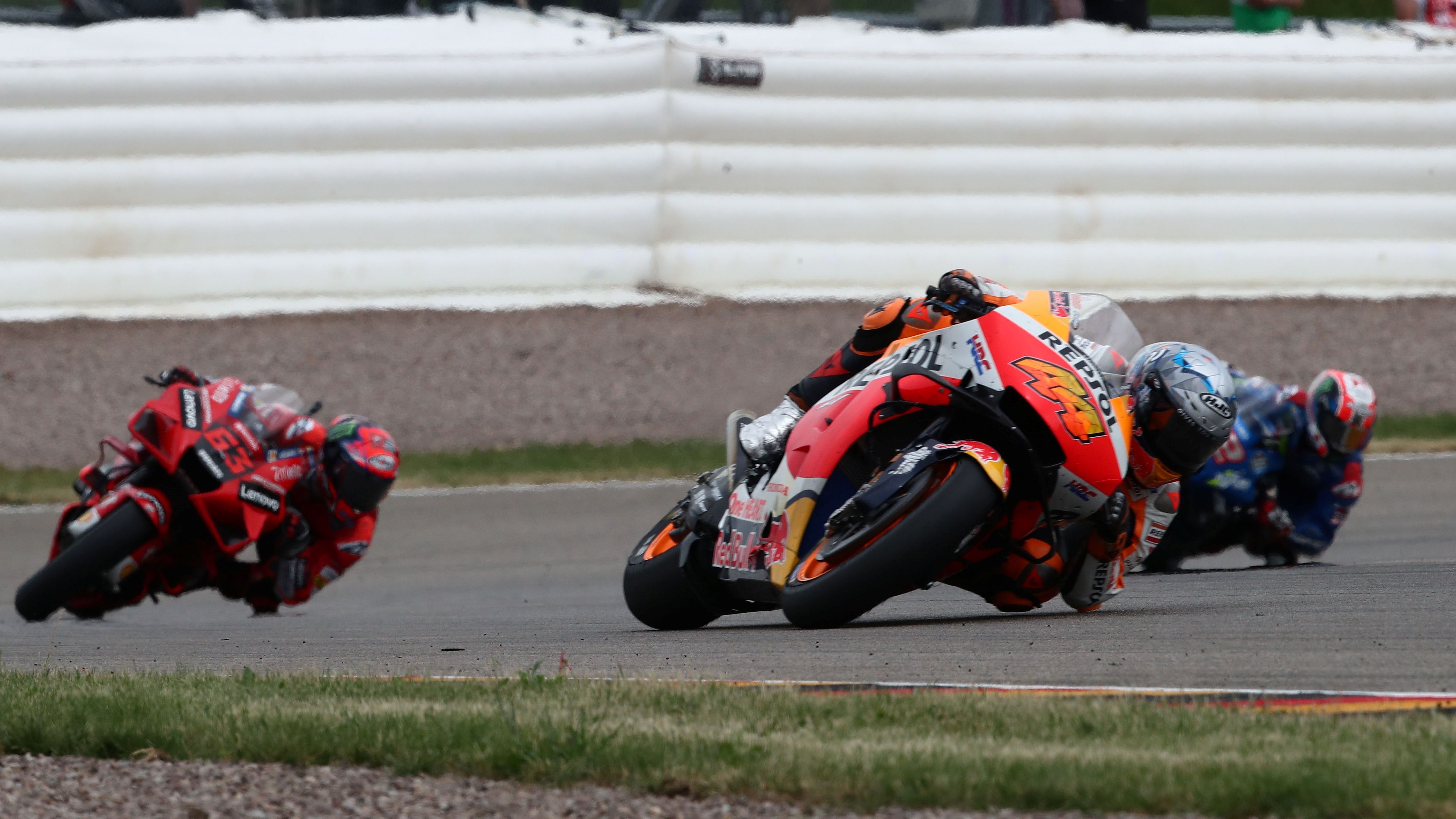 Pol Espargaró peresguido por Pecco Bagnaia y Álex Rins