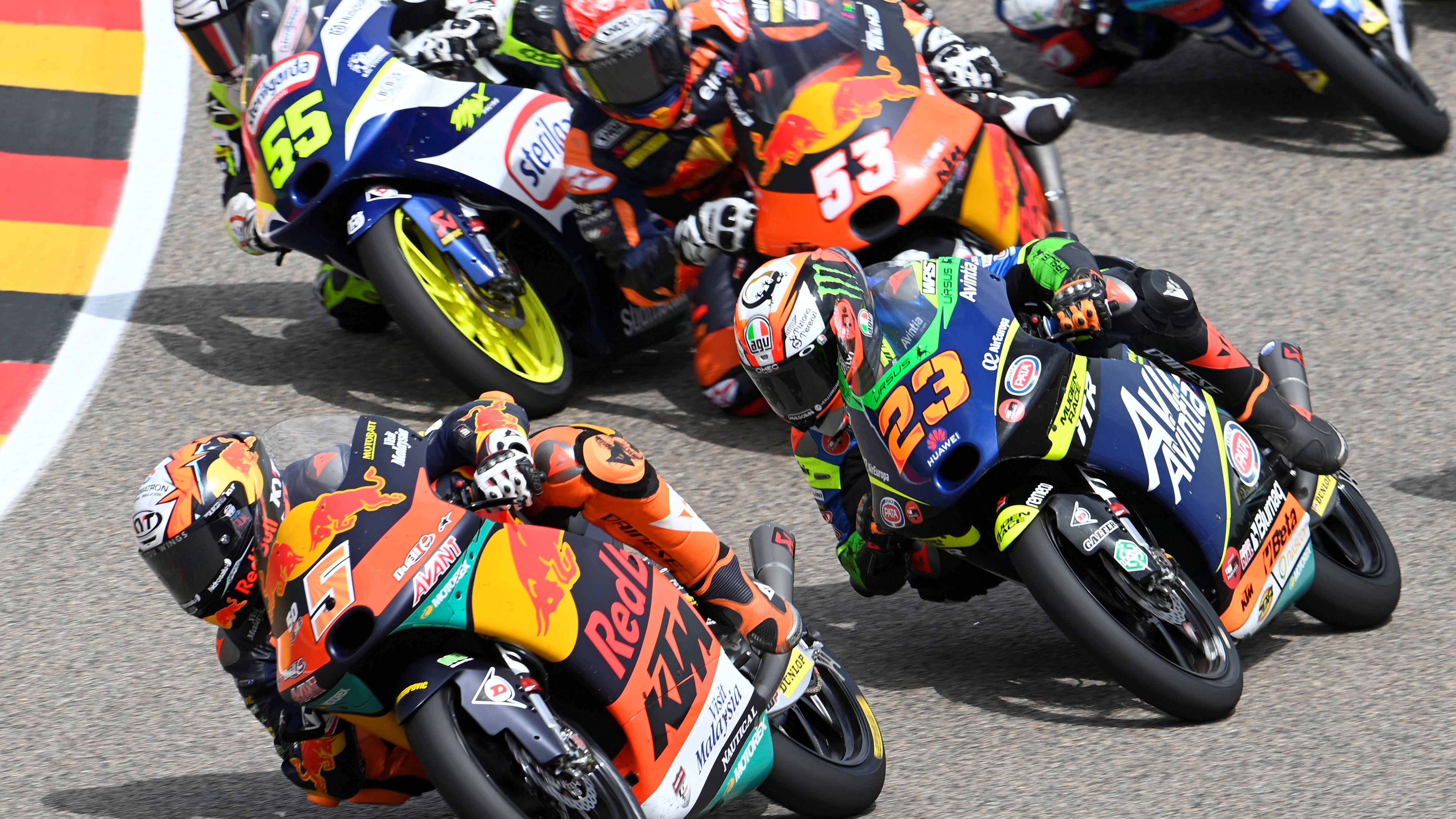 Romano Fenati tira a Deniz Oncu detrás de Jaume Masià y Niccolò Antonelli