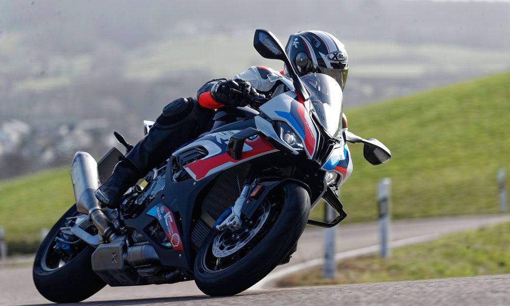 BMW M 1000 RR: El carenado ha sido dotado de alerones en su parte delantera para mejorar la estabilidad a alta velocidad