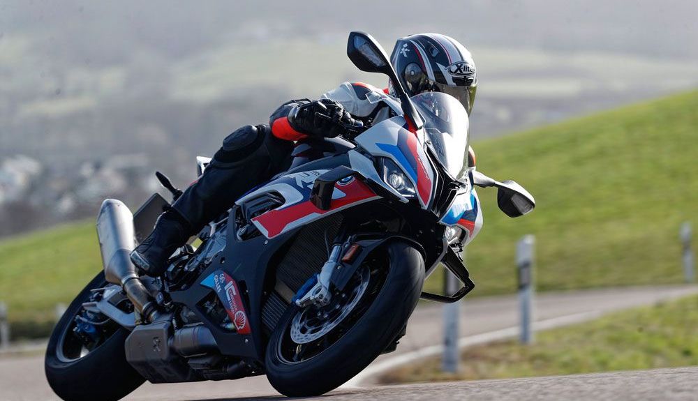 BMW M 1000 RR: El carenado ha sido dotado de alerones en su parte delantera para mejorar la estabilidad a alta velocidad BMW M 1000 RR: El carenado ha sido dotado de alerones en su parte delantera para mejorar la estabilidad a alta velocidad