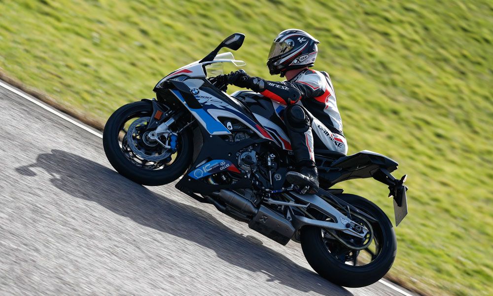 BMW M 1000 RR: El paquete de competición que ofrece BMW incluye un basculante más ligero y una cadena libre de mantenimiento desarrollada en colaboración con Regina