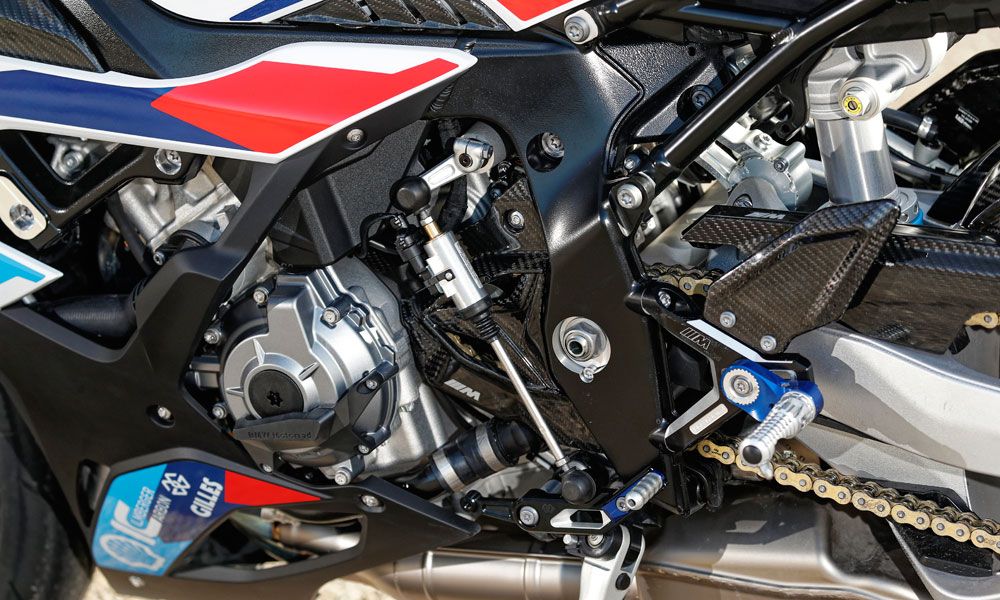 BMW M 1000 RR:  El motor ha sido modificado en detalles internos para mejorar su funcionamiento en los regímenes más altos.