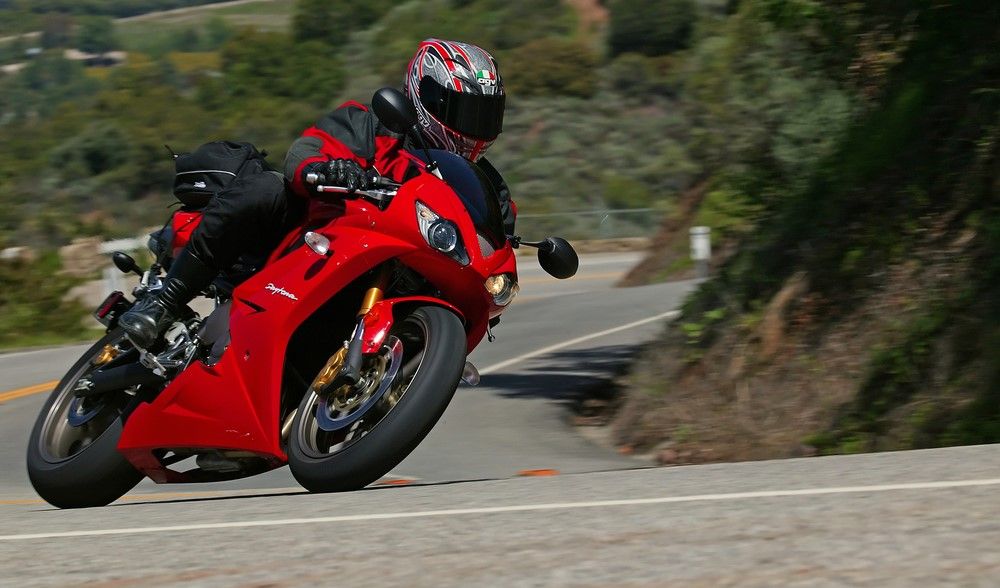 Motos como esta se dan cita en el puerto de la Cruz Verde. Fuente: iStock/Hirkophoto
