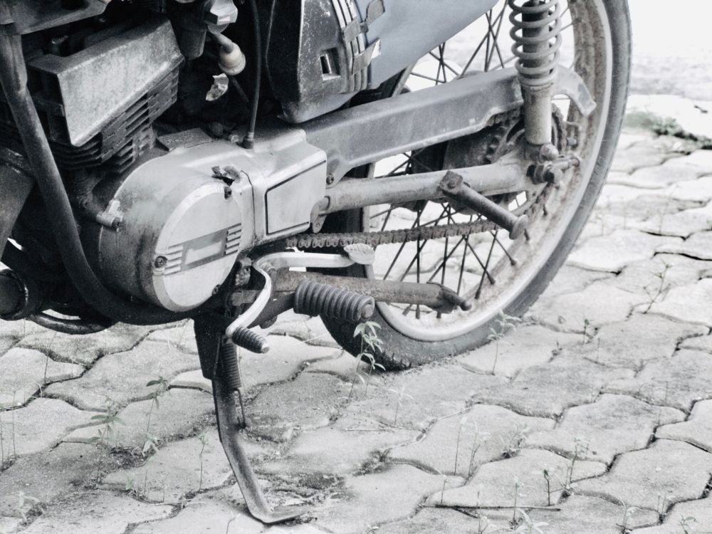 Imagen de un neumático de moto pinchado. Fuente: iStock / Iamnee Imagen de un neumático de moto pinchado. Fuente: iStock / Iamnee