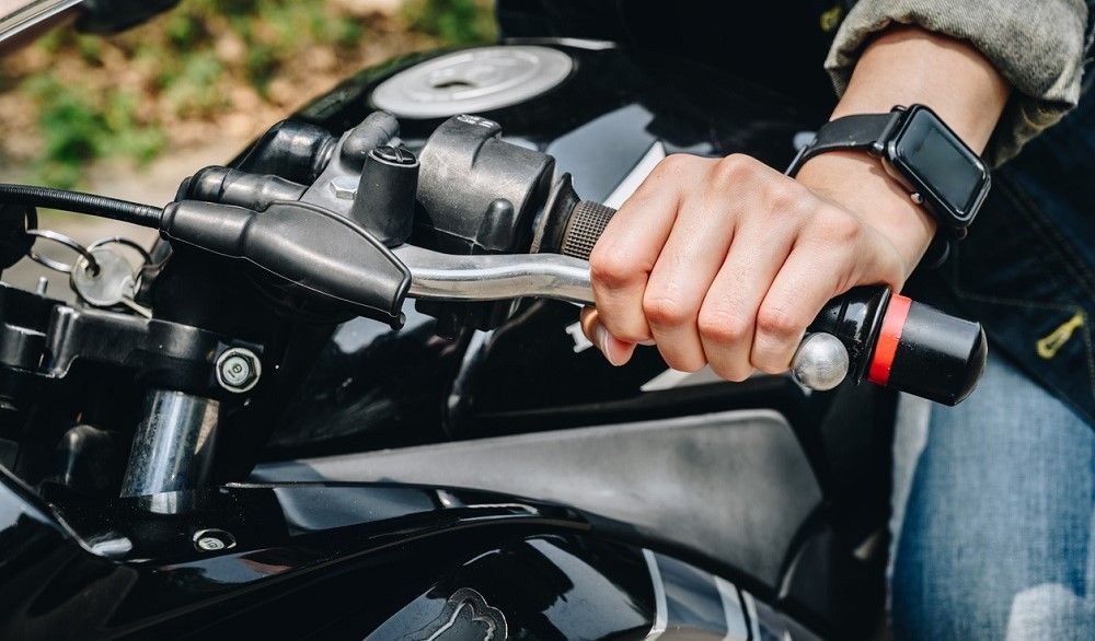 Ajustar los mandos de la moto es clave. Fuente: iStock/Boyloso.