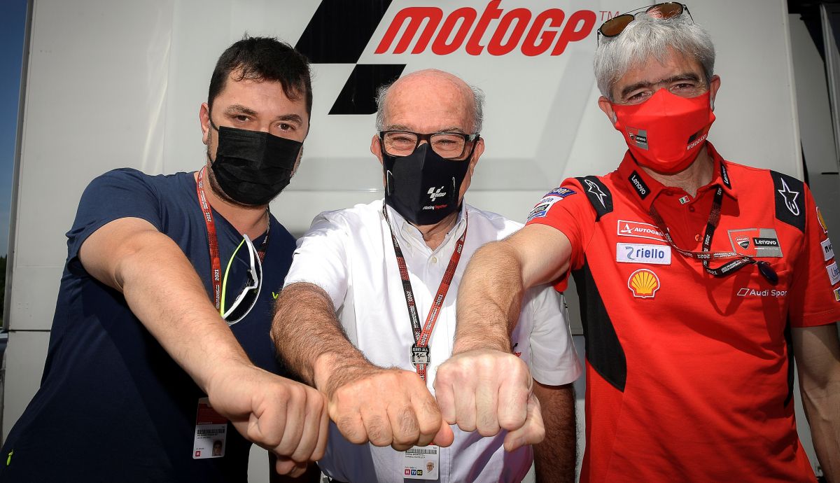 Uccio Salucci, Carmelo Ezpeleta y Gigi Dall'Igna escenifican el acuerdo entre VR46 y Ducati