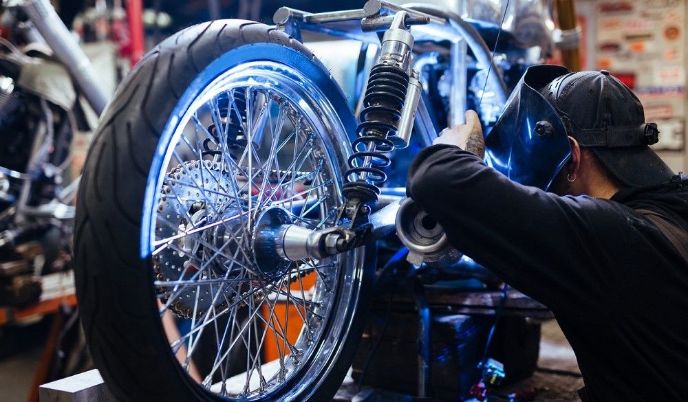 Taller para la reparación de motos. Fuente: iStock/shironosov