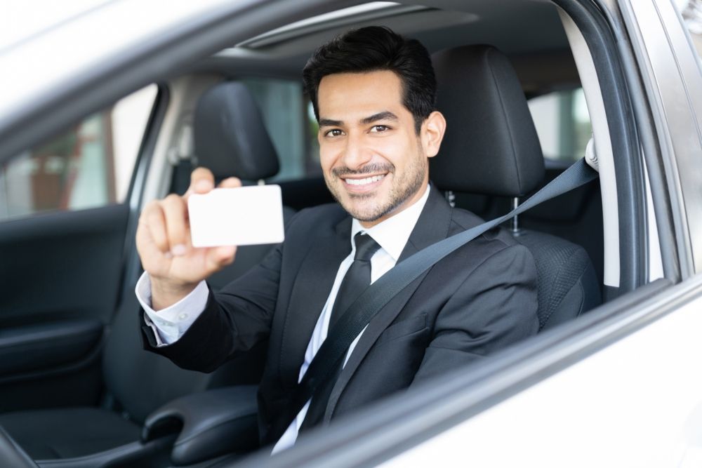 Mostrando el carnet B que puede servir para el A1 de moto. Fuente: iStock / Antonio Diaz