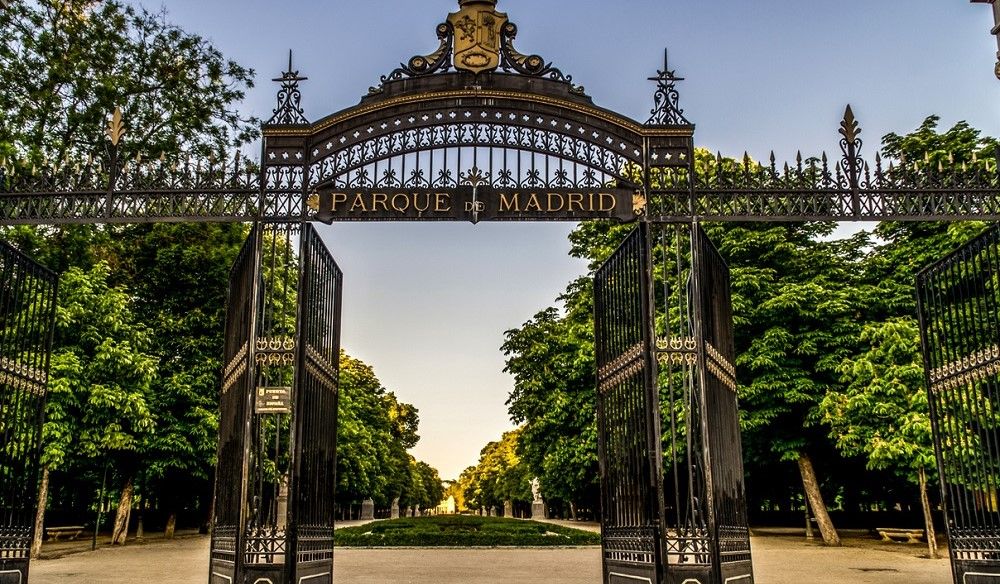 Entrada al Parque del Retiro, lugar donde se corrió el Gran Premio de Otoño. Fuente: iStock/Eloi_Omella