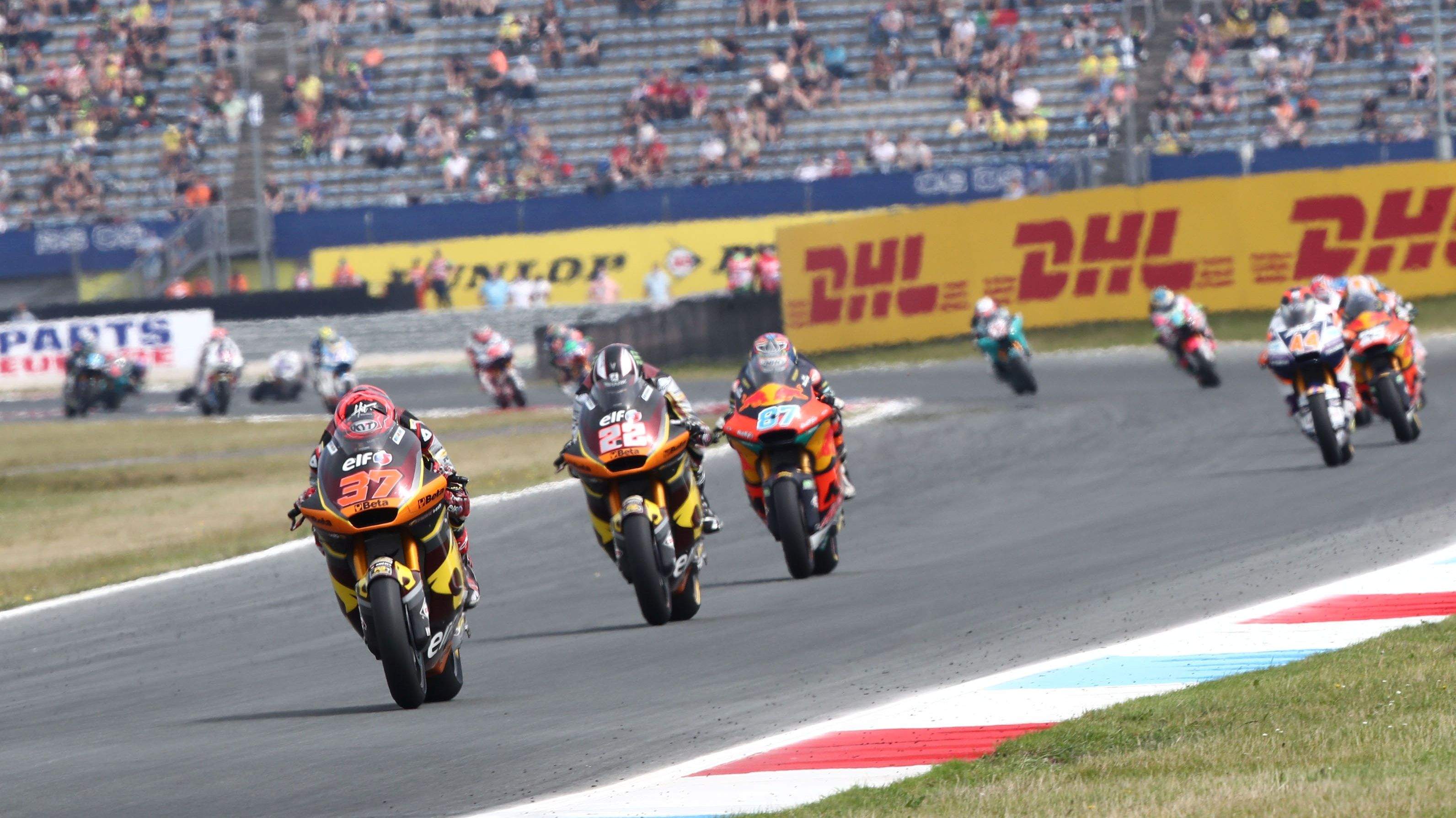 Augusto Fernández comanda ante Sam Lowes y Remy Gardner con Arón Canet y Raúl Fernández al fondo