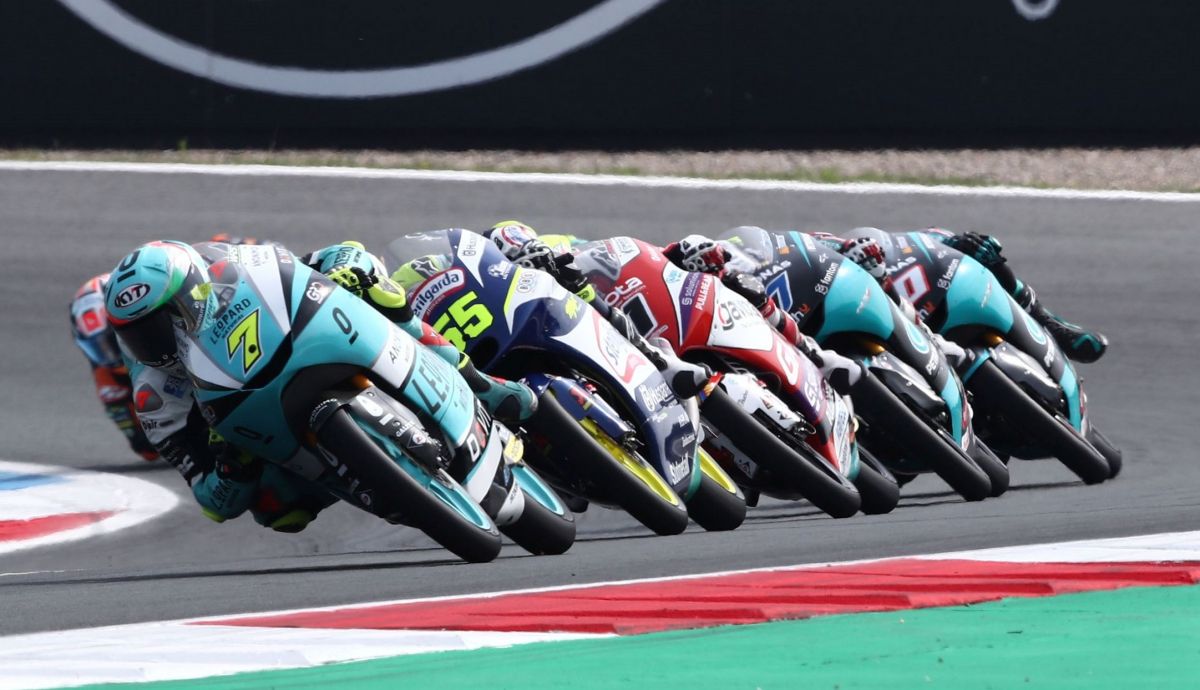 Dennis Foggia con Romano Fenati y Sergio García a la espalda Dennis Foggia con Romano Fenati y Sergio García a la espalda