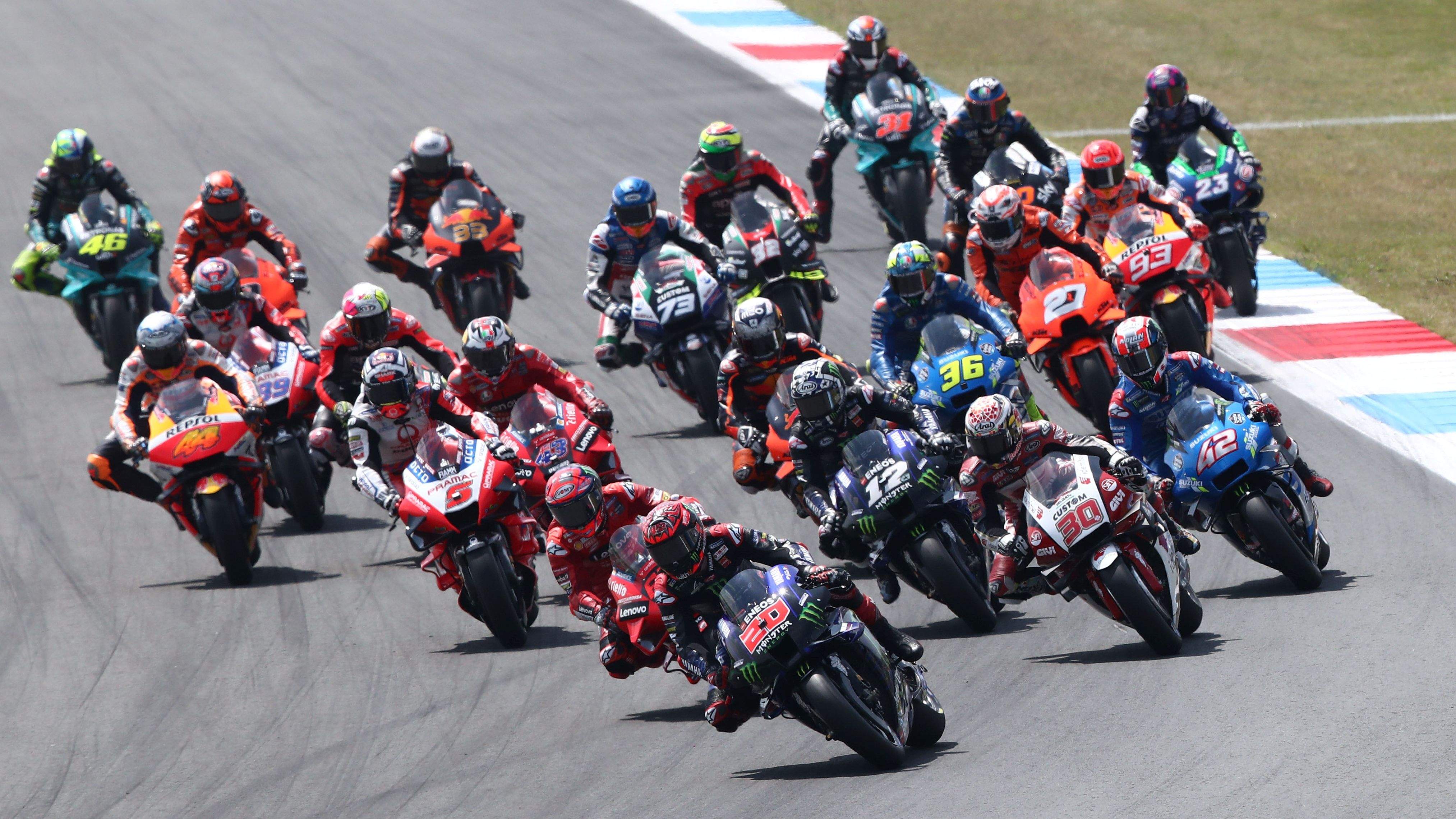 Fabio Quartararo llega en cabeza a la primera curva seguido por Pecco Bagnaia y Takaaki Nakagami