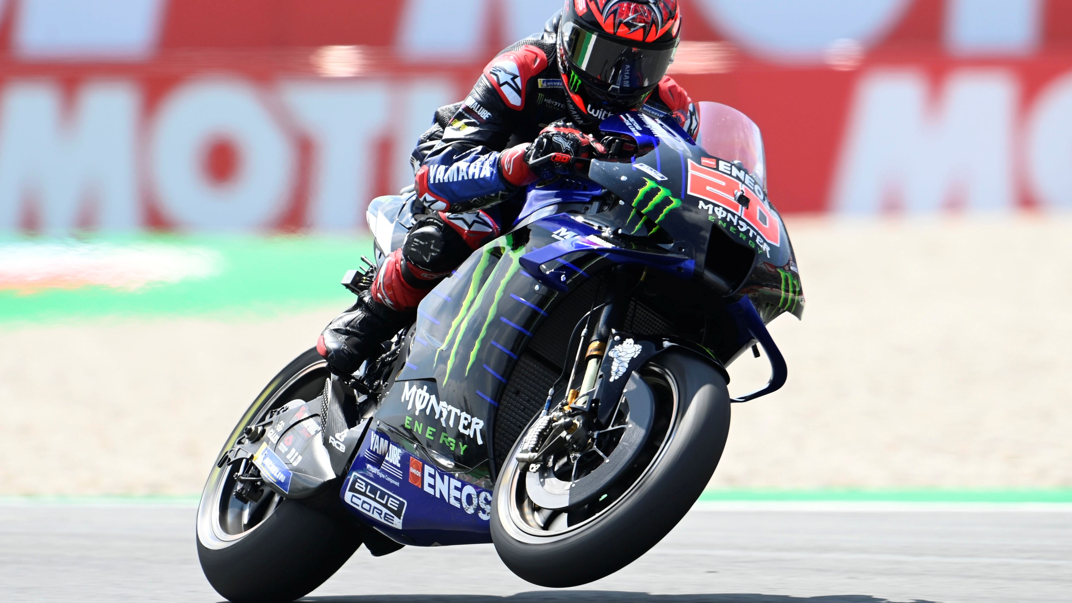 Fabio Quartararo retuerce su Yamaha rumbo a la victoria en Assen