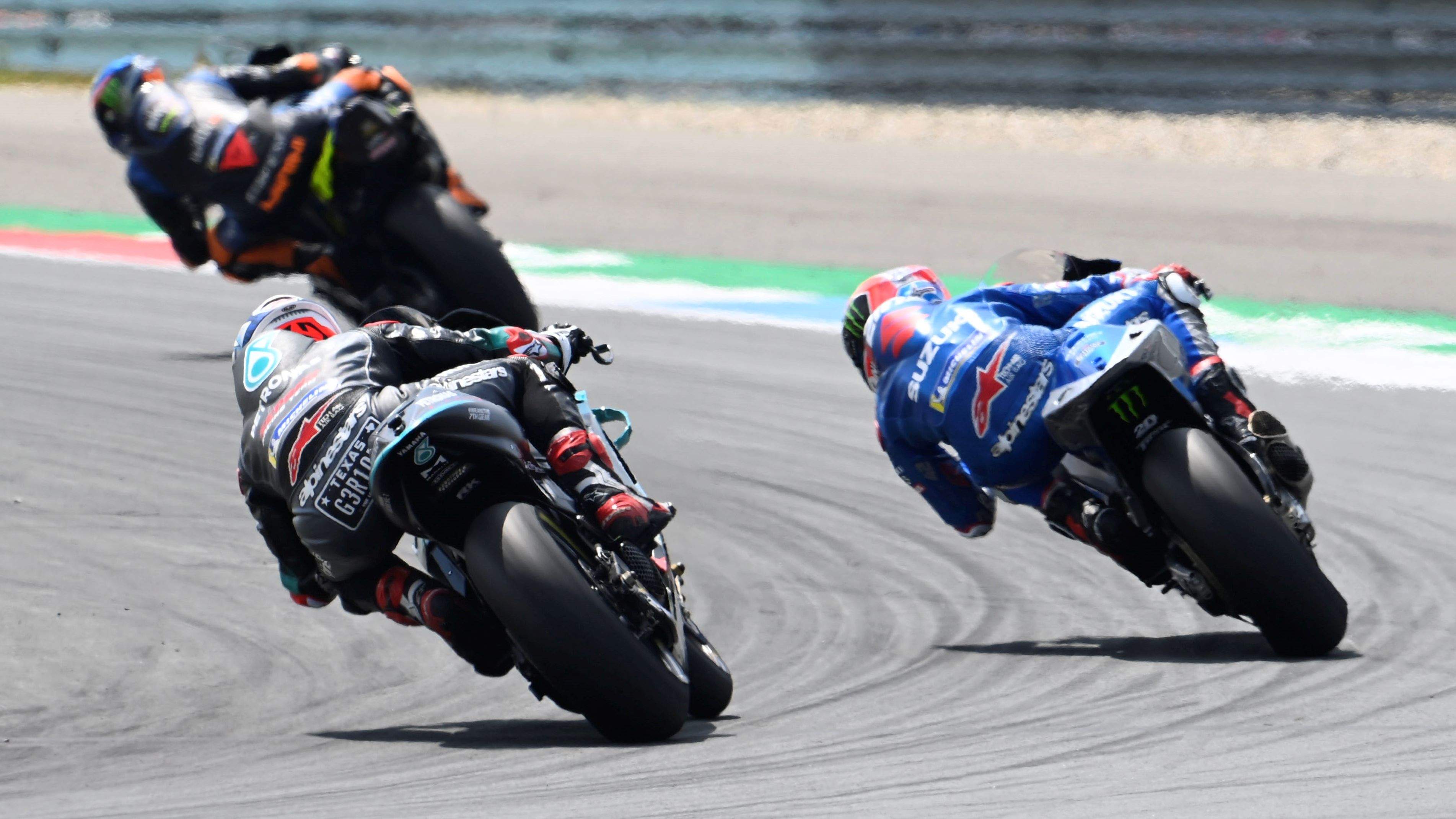 Garrett Gerloff y Álex Rins persiguen a Luca Marini