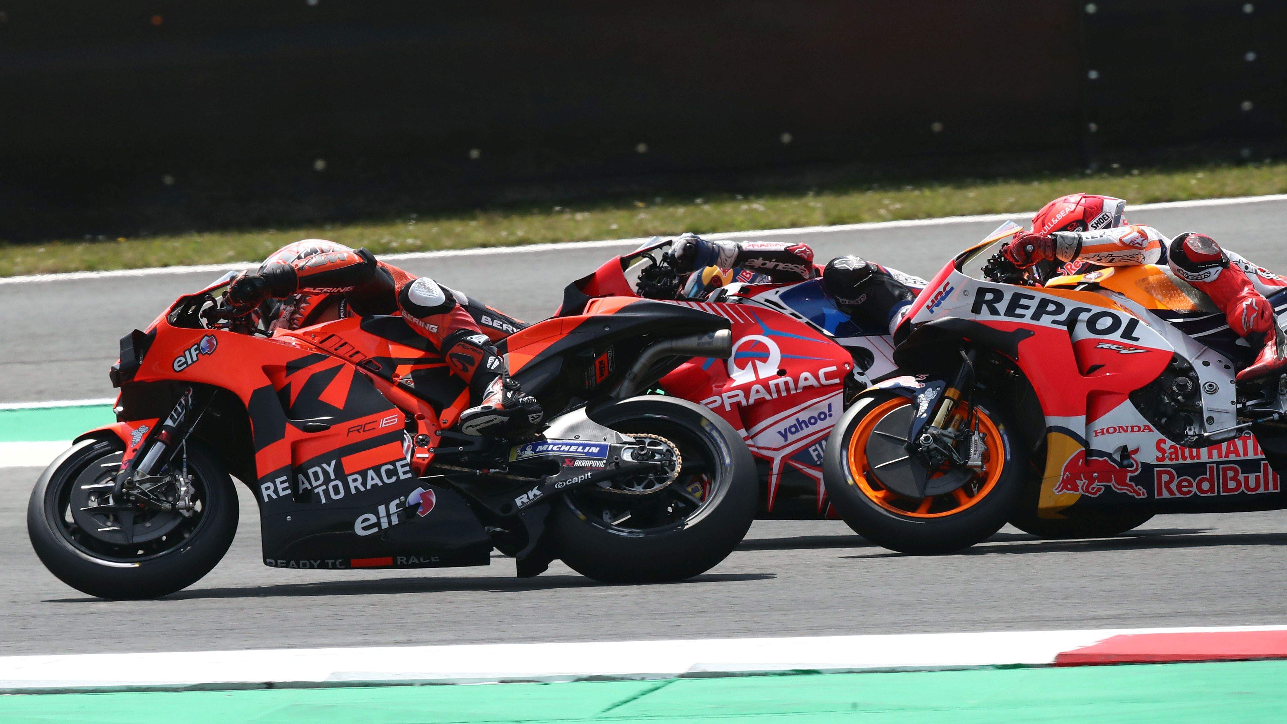 Iker Lecuona delante de Jorge Martín y Marc Márquez