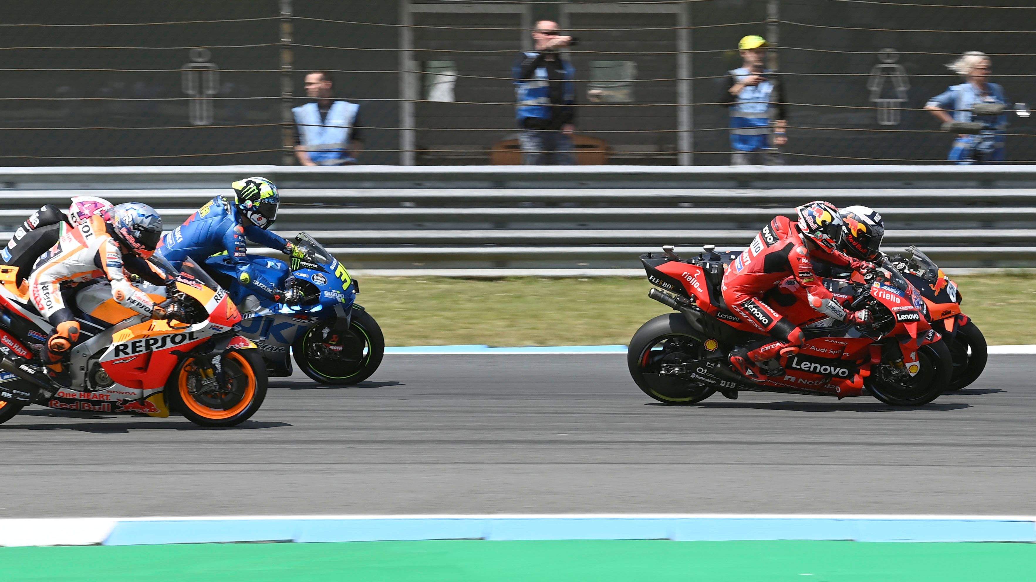 Jack Miller supera a Miguel Oliveira mientras Pol Espargaró y Joan Mir hacen un sándwich a Aleix Espargaró