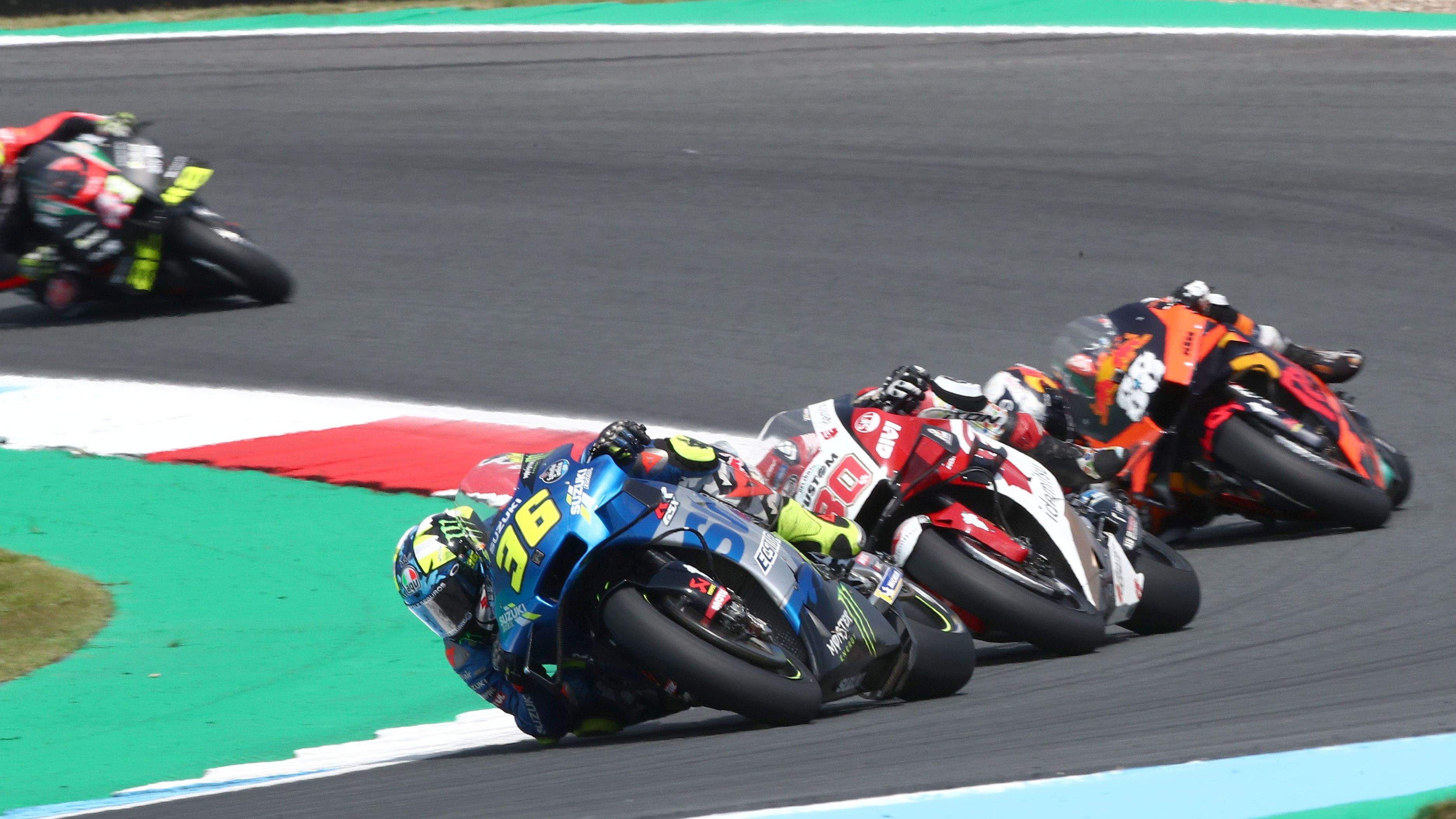 Joan Mir seguido por Takaakki Nakagami y Miguel Oliveira