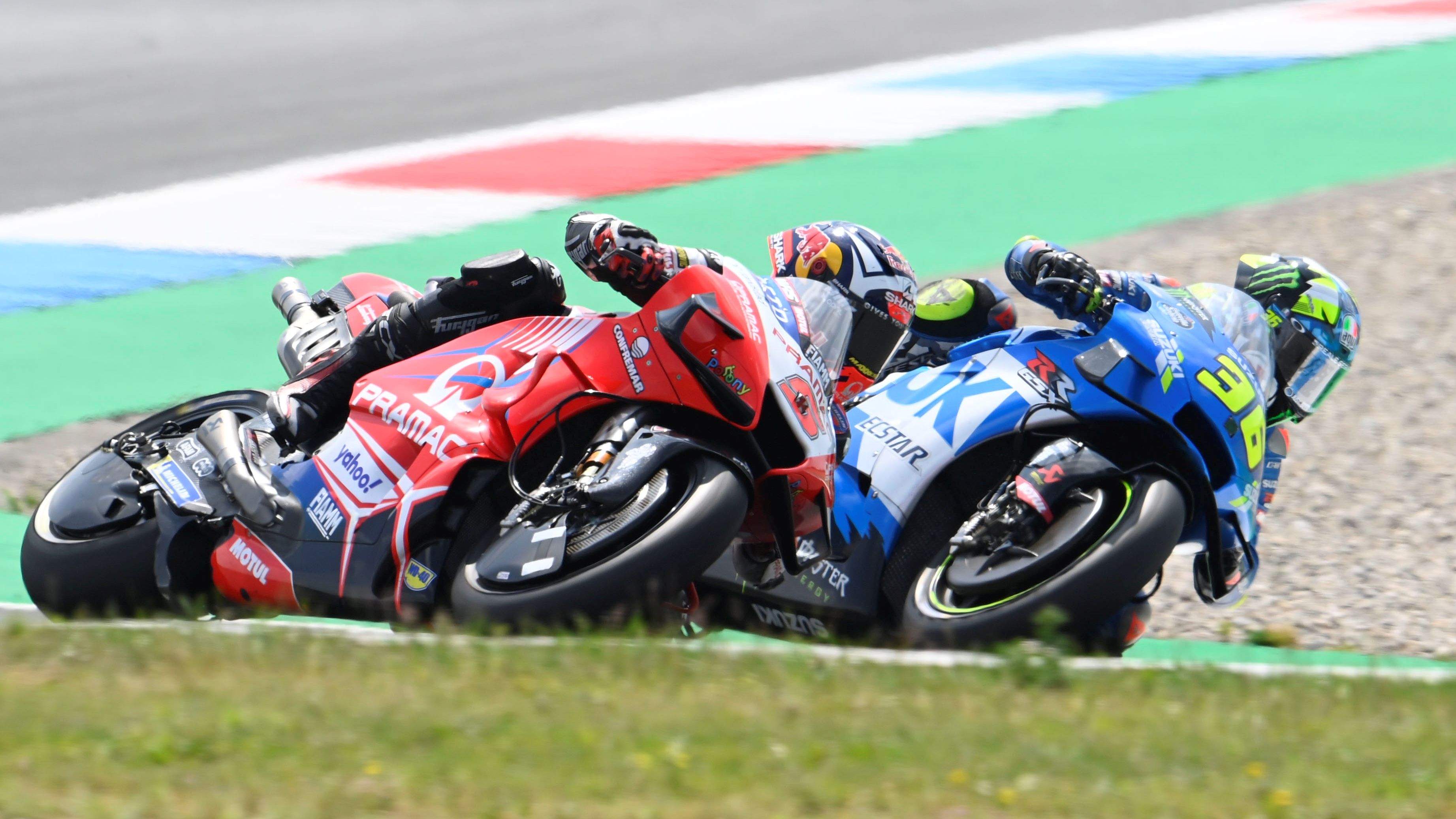 Joan Mir supera por el interior a Johann Zarco