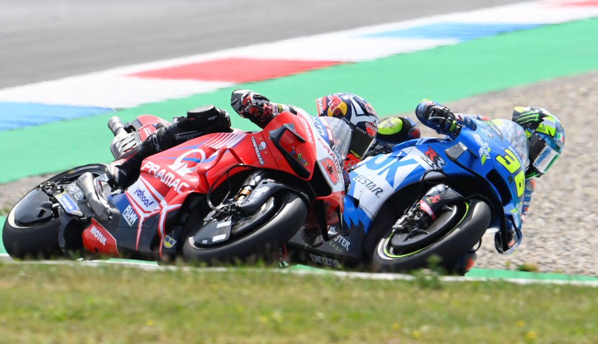 Joan Mir supera por el interior a Johann Zarco Joan Mir supera por el interior a Johann Zarco