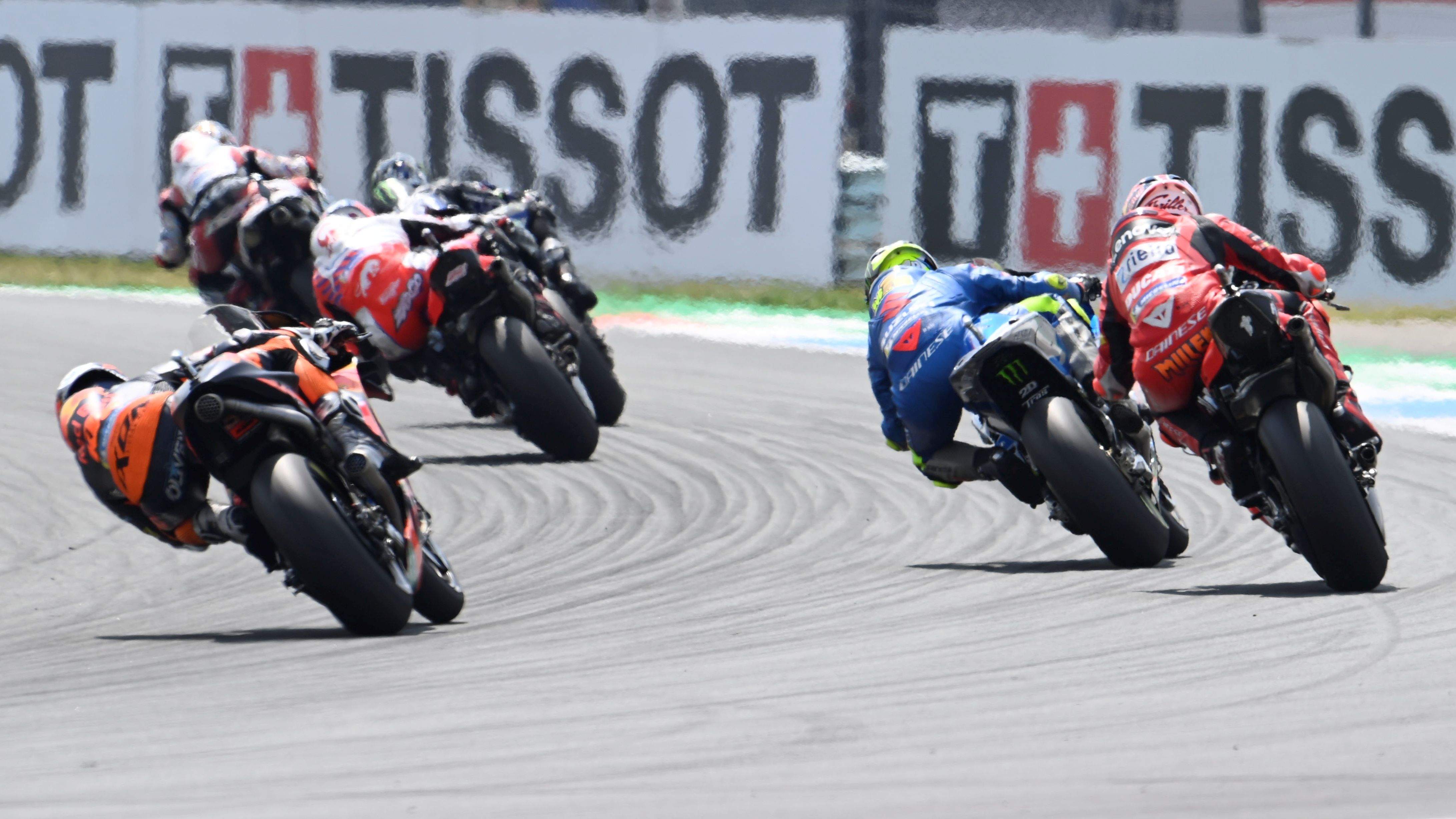 Joan Mir, Jack Miller y Miguel Oliveira persiguen al grupo delantero