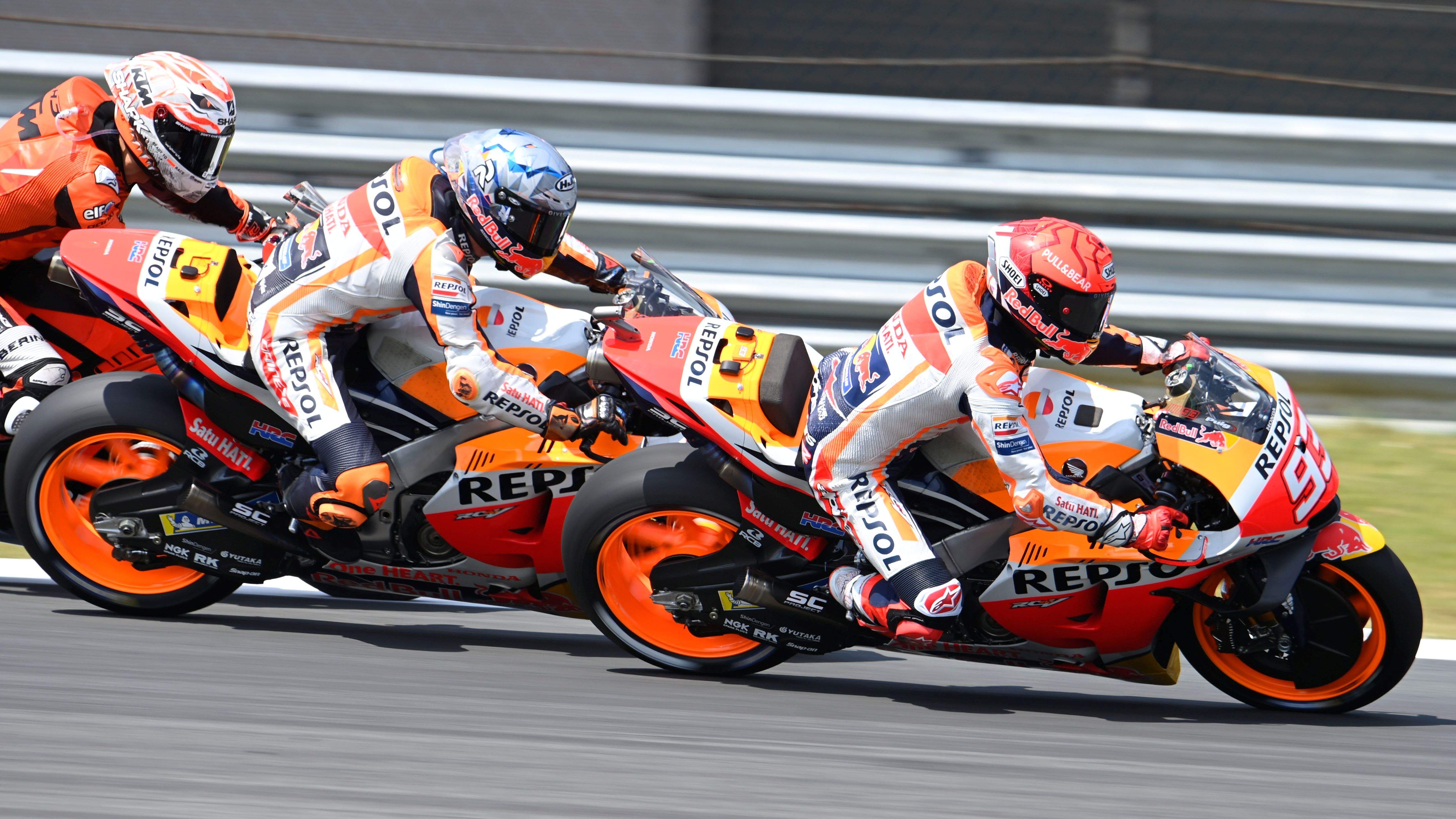 Marc Márquez supera a su compañero Pol Espargaró