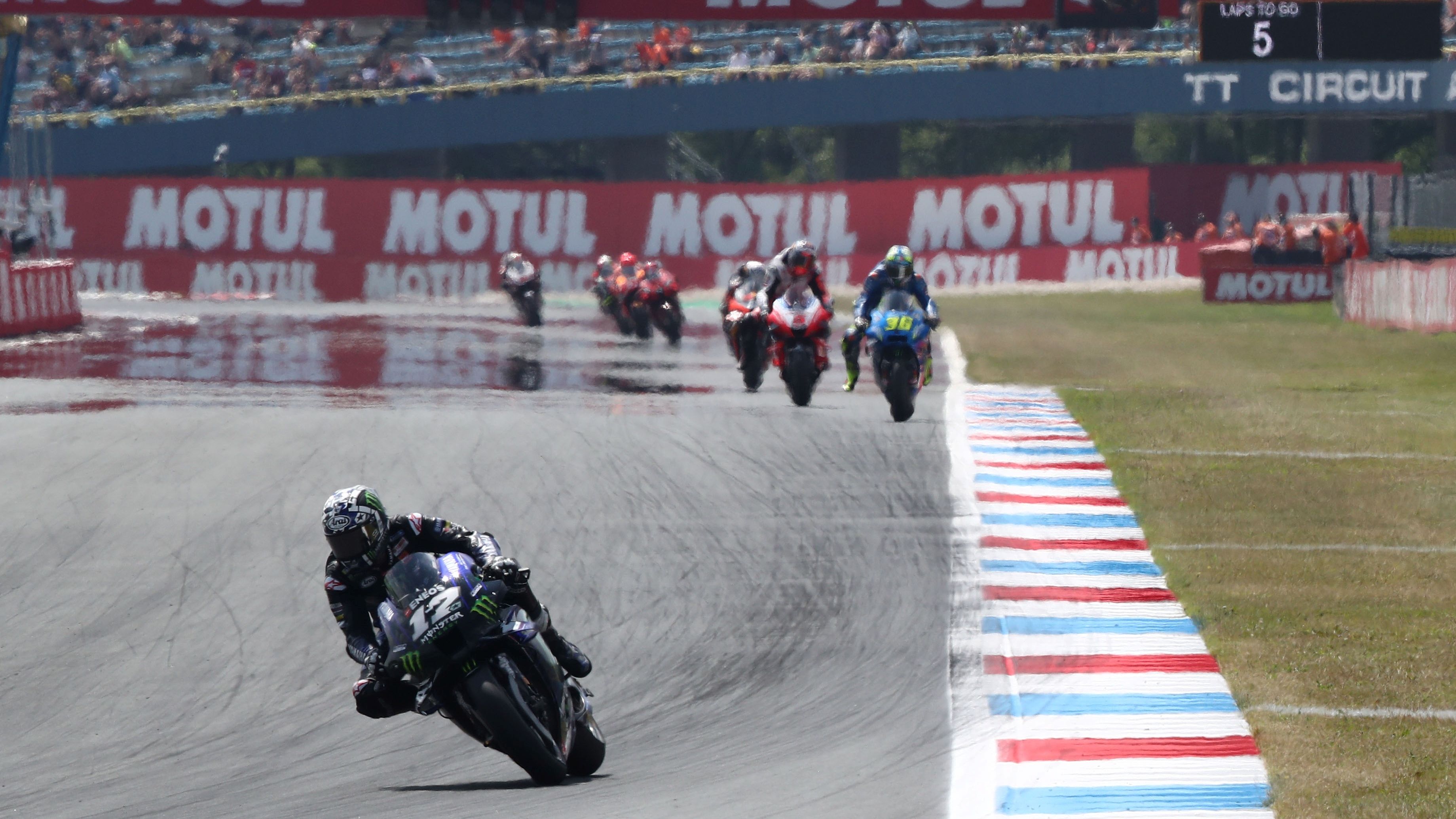 Maverick Viñales se escapa para asegurar la segunda posición en Assen.