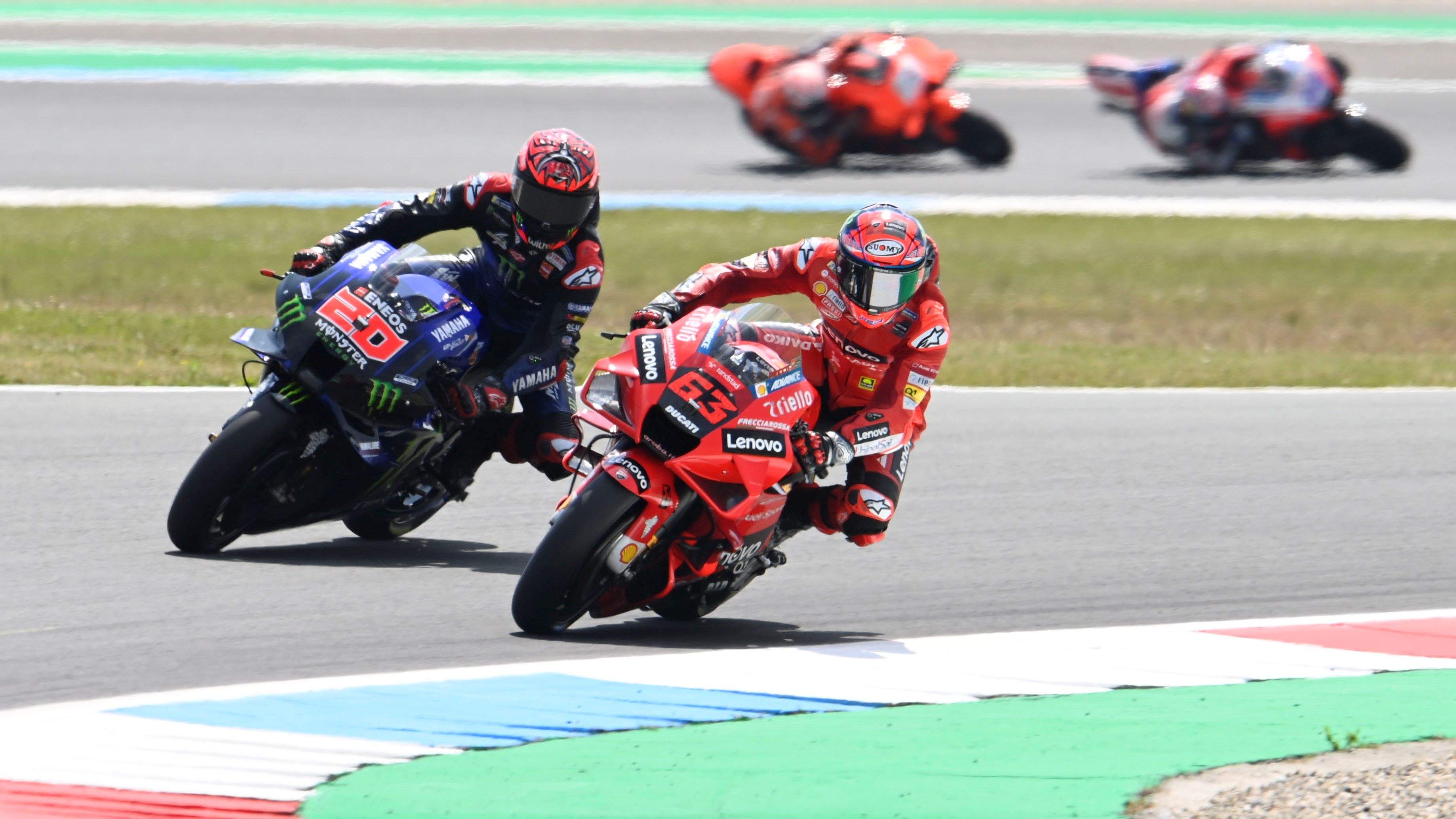 Pecco Bagnaia por el interior ante Fabio Quartararo