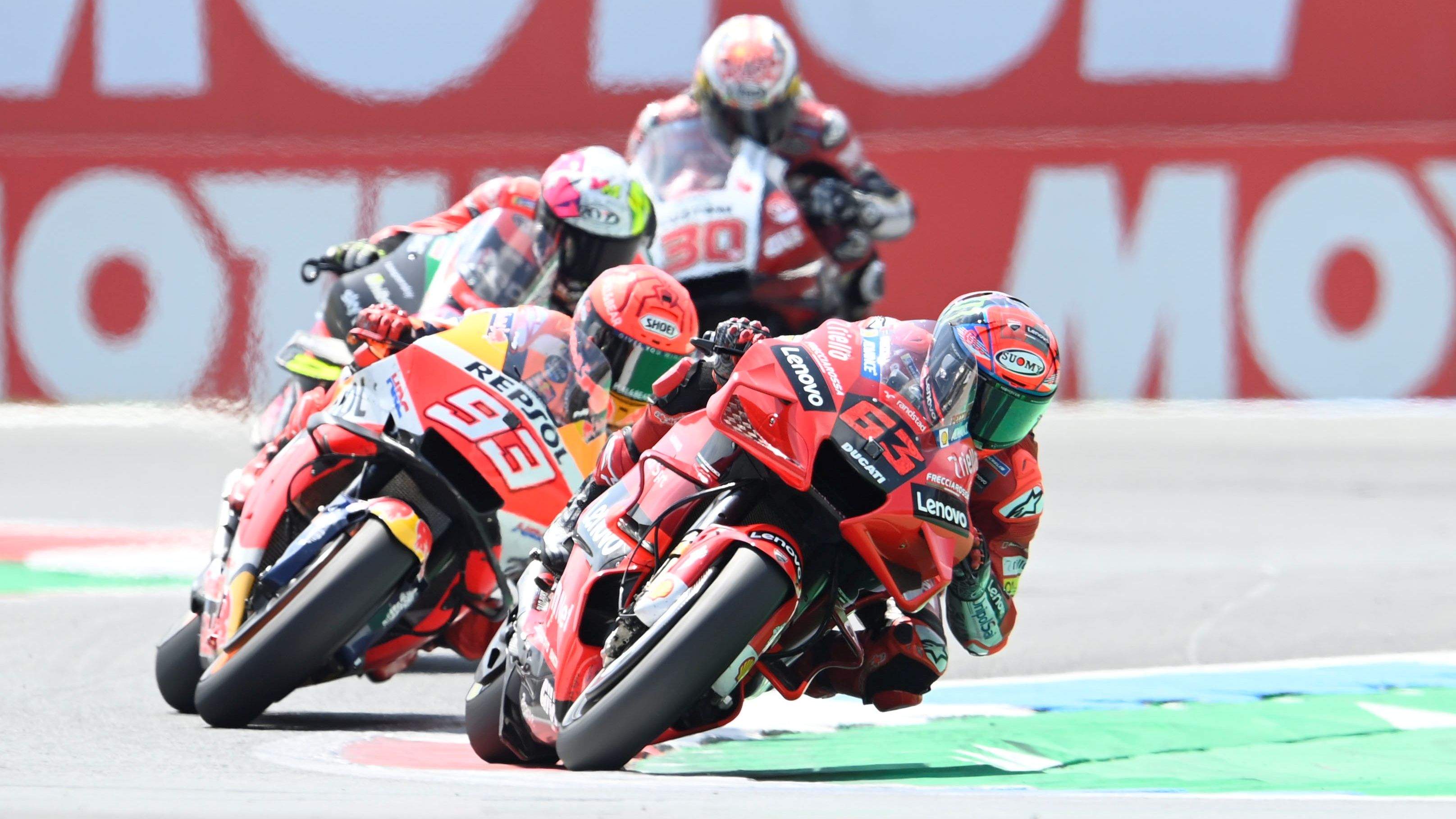 Pecco Bagnaia seguido por Marc Márquez, Aleix Espargaró y Takaaki Nakagami