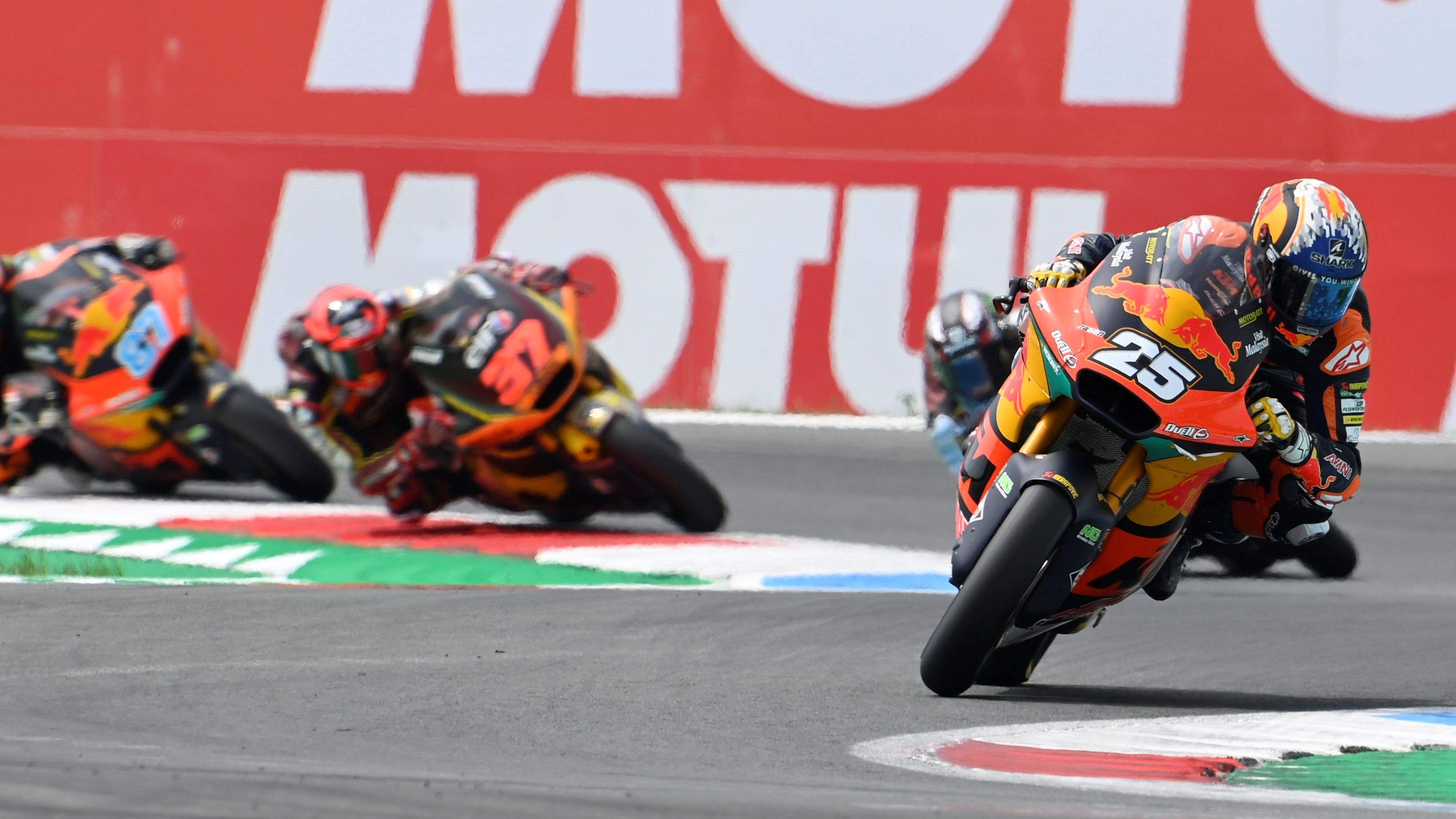 Raúl Fernández se dirige a la victoria delante de Augusto Fernández y Remy Gardner