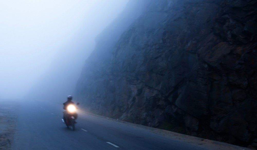 Moto en una zona de niebla. Fuente: iStock/Tanes Ngamsom Moto en una zona de niebla. Fuente: iStock/Tanes Ngamsom